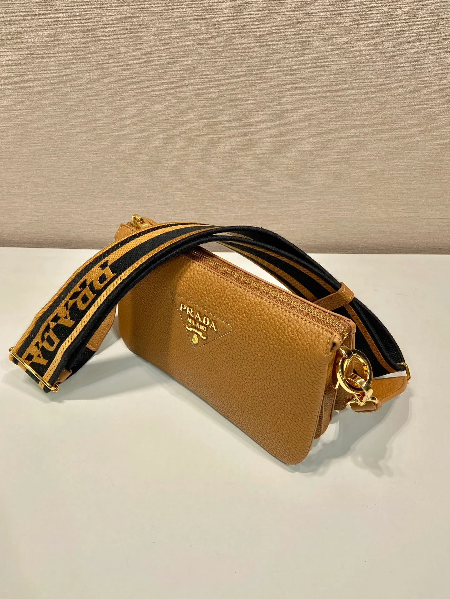 💰1640🎉 New style🎉1BH194🎉Three-layer bag🎉 This single shoulder strap is made of imported deerskin grain cowhide, with a long fabric shoulder strap and adjustable design. The shape composed of 3 small bags is so perfect😘, with many compartments, it can be matched with any kind of clothing😘, large capacity, super soft feel🎉Hurry up and get it🎉 Length 23x Height 14x Bottom 6.5cm🎉🎉🎉👏👏👏