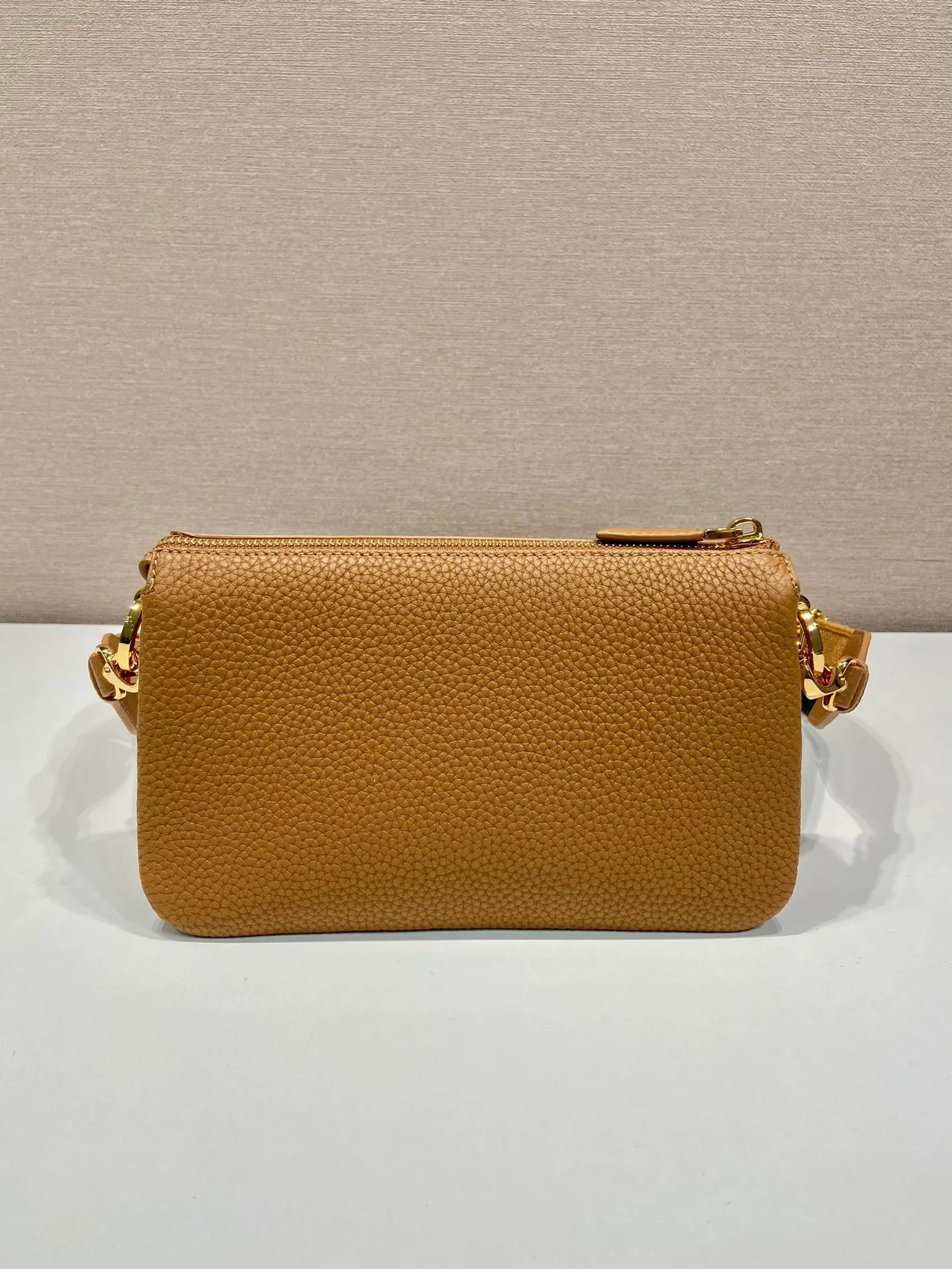 💰1640🎉 New style🎉1BH194🎉Three-layer bag🎉 This single shoulder strap is made of imported deerskin grain cowhide, with a long fabric shoulder strap and adjustable design. The shape composed of 3 small bags is so perfect😘, with many compartments, it can be matched with any kind of clothing😘, large capacity, super soft feel🎉Hurry up and get it🎉 Length 23x Height 14x Bottom 6.5cm🎉🎉🎉👏👏👏