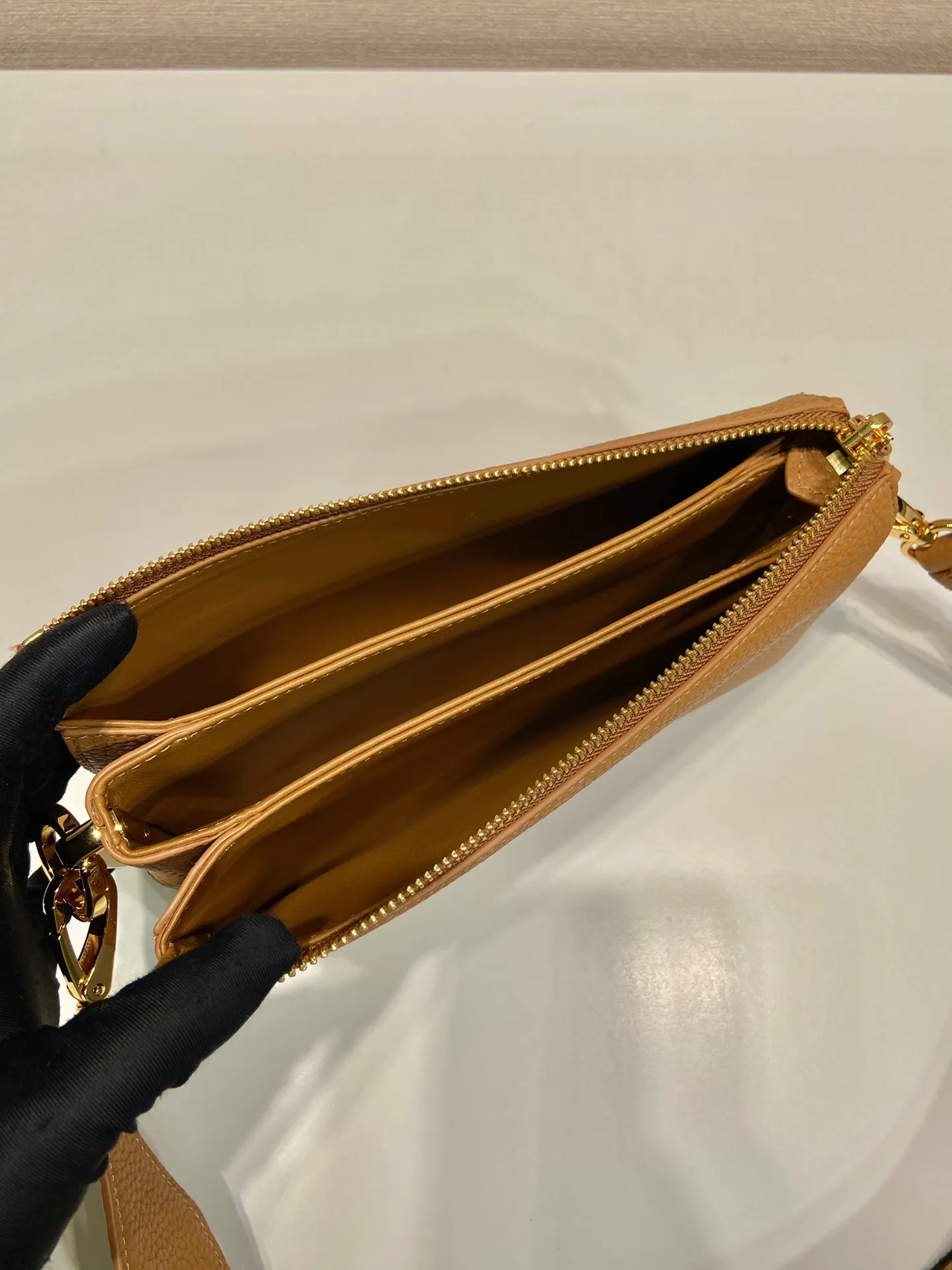 💰1640🎉 New style🎉1BH194🎉Three-layer bag🎉 This single shoulder strap is made of imported deerskin grain cowhide, with a long fabric shoulder strap and adjustable design. The shape composed of 3 small bags is so perfect😘, with many compartments, it can be matched with any kind of clothing😘, large capacity, super soft feel🎉Hurry up and get it🎉 Length 23x Height 14x Bottom 6.5cm🎉🎉🎉👏👏👏