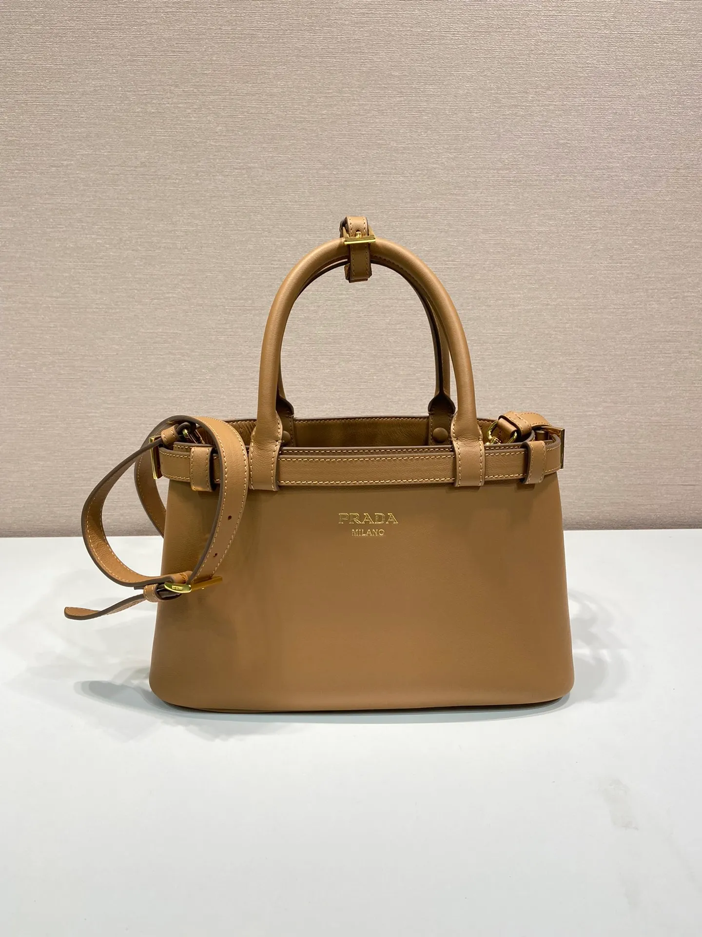 💰1840🎉New product🎉1BA418 small size🎉🎉 This handbag is made of imported calfskin, with imported soft sheepskin interior. It has a three-compartment design and a detachable/adjustable long shoulder strap. It has a modern and simple style and incorporates exquisite and delicate details. Simple and elegant, fashionable and practical, it is an ever-popular style. Baby, hurry up and get it🎉🎉 Length 28x Height 18x ​​Bottom 10.5cm