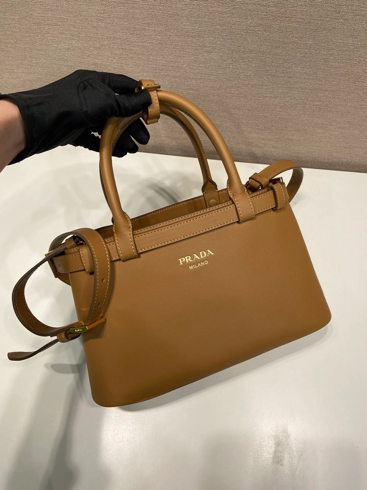 💰1840🎉New product🎉1BA418 small size🎉🎉 This handbag is made of imported calfskin, with imported soft sheepskin interior. It has a three-compartment design and a detachable/adjustable long shoulder strap. It has a modern and simple style and incorporates exquisite and delicate details. Simple and elegant, fashionable and practical, it is an ever-popular style. Baby, hurry up and get it🎉🎉 Length 28x Height 18x ​​Bottom 10.5cm