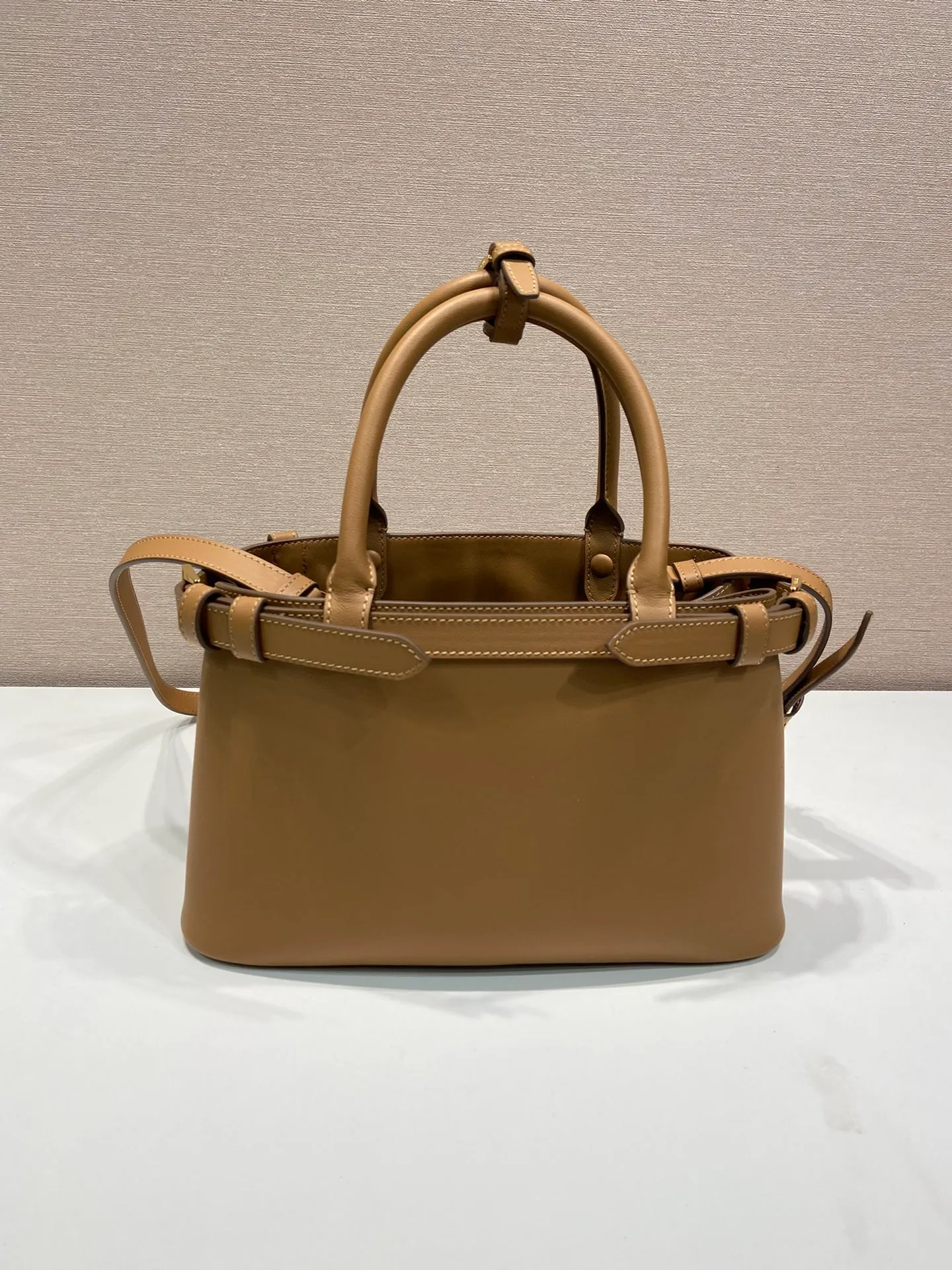 💰1840🎉New product🎉1BA418 small size🎉🎉 This handbag is made of imported calfskin, with imported soft sheepskin interior. It has a three-compartment design and a detachable/adjustable long shoulder strap. It has a modern and simple style and incorporates exquisite and delicate details. Simple and elegant, fashionable and practical, it is an ever-popular style. Baby, hurry up and get it🎉🎉 Length 28x Height 18x ​​Bottom 10.5cm