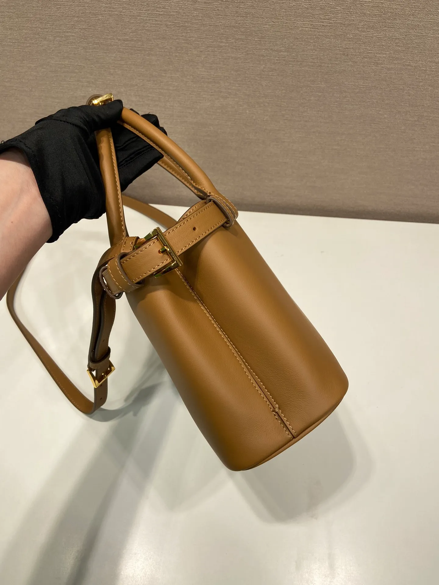 💰1840🎉New product🎉1BA418 small size🎉🎉 This handbag is made of imported calfskin, with imported soft sheepskin interior. It has a three-compartment design and a detachable/adjustable long shoulder strap. It has a modern and simple style and incorporates exquisite and delicate details. Simple and elegant, fashionable and practical, it is an ever-popular style. Baby, hurry up and get it🎉🎉 Length 28x Height 18x ​​Bottom 10.5cm