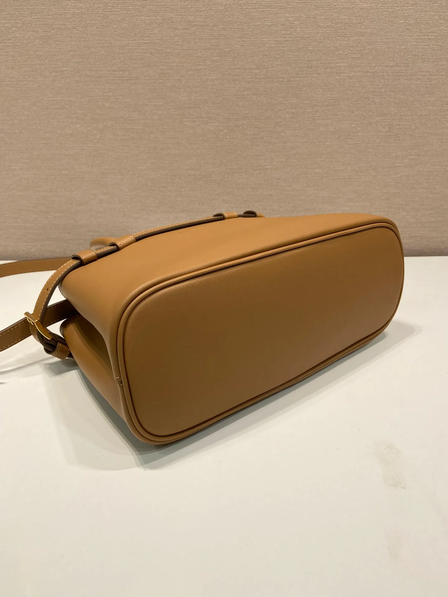 💰1840🎉New product🎉1BA418 small size🎉🎉 This handbag is made of imported calfskin, with imported soft sheepskin interior. It has a three-compartment design and a detachable/adjustable long shoulder strap. It has a modern and simple style and incorporates exquisite and delicate details. Simple and elegant, fashionable and practical, it is an ever-popular style. Baby, hurry up and get it🎉🎉 Length 28x Height 18x ​​Bottom 10.5cm