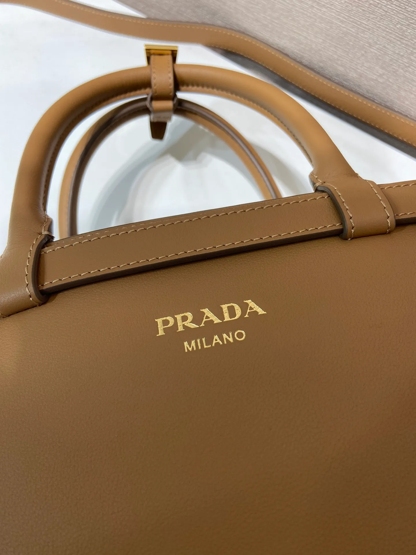 💰1840🎉New product🎉1BA418 small size🎉🎉 This handbag is made of imported calfskin, with imported soft sheepskin interior. It has a three-compartment design and a detachable/adjustable long shoulder strap. It has a modern and simple style and incorporates exquisite and delicate details. Simple and elegant, fashionable and practical, it is an ever-popular style. Baby, hurry up and get it🎉🎉 Length 28x Height 18x ​​Bottom 10.5cm