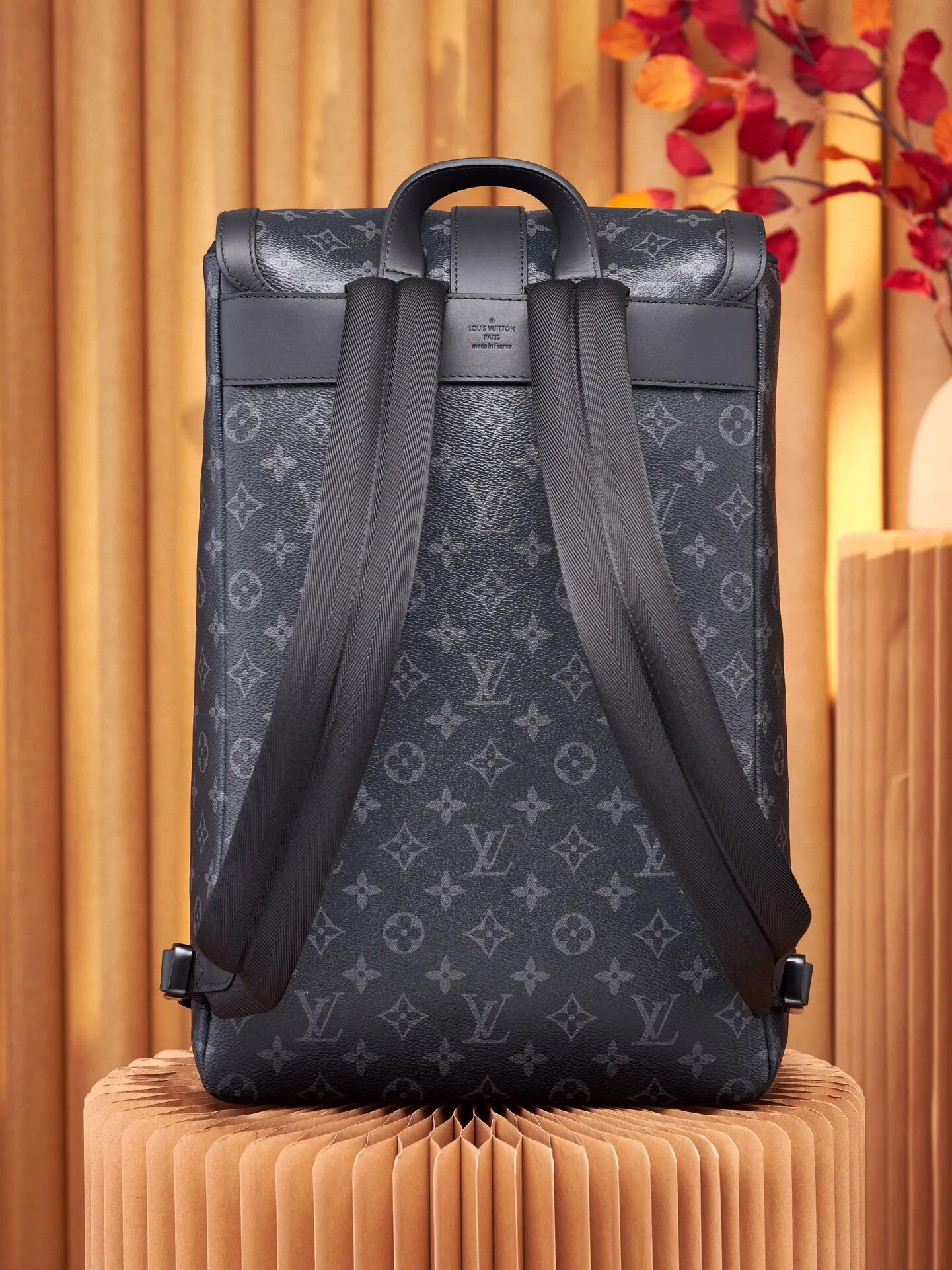 P¥1000👉nfc dynamic chip version👈【Top original pure steel hardware】m45913 The new saumur backpack is a classic item - the equestrian style saumur handbag born in 1986, giving it a modern temperament. Understated monogram eclipse canvas is paired with leather details inspired by the brand's heritage, including buckled shoulder straps with hidden magnetic closures. Equipped with a spacious main compartment and a unique notebook pocket, it is versatile and a perfect companion for daily travel. Dimensions: 27.0 x 42.0 x 13.0 cm (length x height x width)