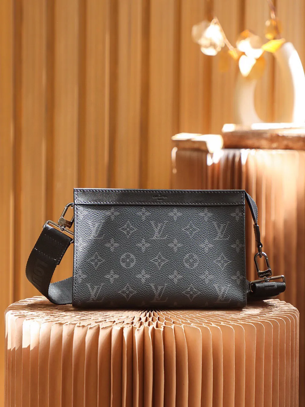 P¥560👉nfc163C01 dynamic chip version👈[All steel hardware. Top-notch inspection-free] Really developed details M81124 black flower The design of this Gaston wearable wallet is inspired by House's Pochette Voyage. Made of Monogram Eclipse Reverse canvas, it has a removable and adjustable textile strap with a removable card holder attached to it, ideal for contactless payments or commuter cards. The Gaston is the perfect size for everyday essentials such as smartphones Dimensions: 22.0 x 14.5 x 4.5 cm (L x H x W)