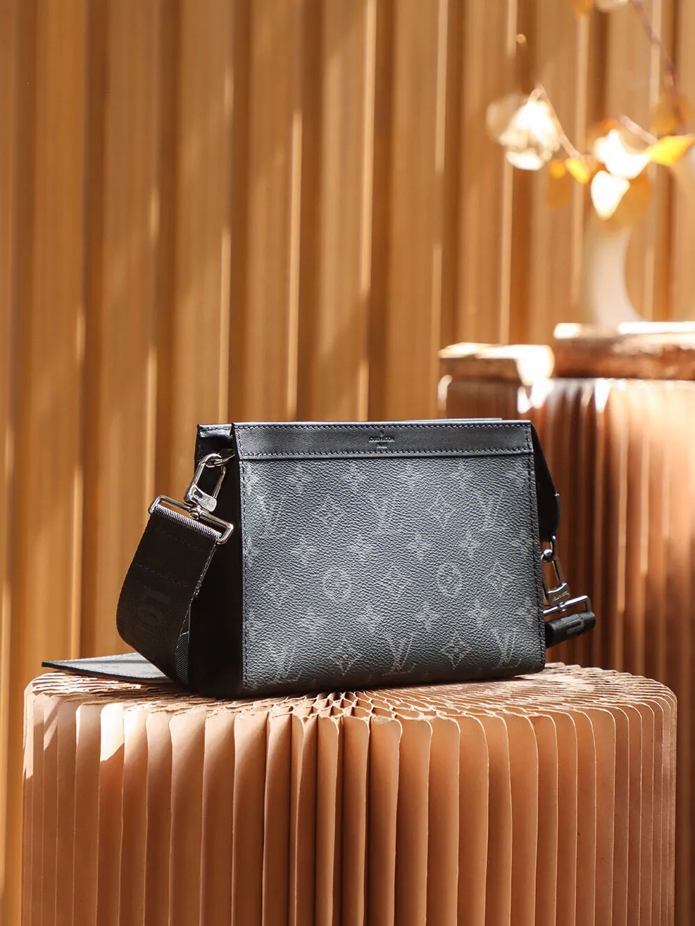 P¥560👉nfc163C01 dynamic chip version👈[All steel hardware. Top-notch inspection-free] Really developed details M81124 black flower The design of this Gaston wearable wallet is inspired by House's Pochette Voyage. Made of Monogram Eclipse Reverse canvas, it has a removable and adjustable textile strap with a removable card holder attached to it, ideal for contactless payments or commuter cards. The Gaston is the perfect size for everyday essentials such as smartphones Dimensions: 22.0 x 14.5 x 4.5 cm (L x H x W)
