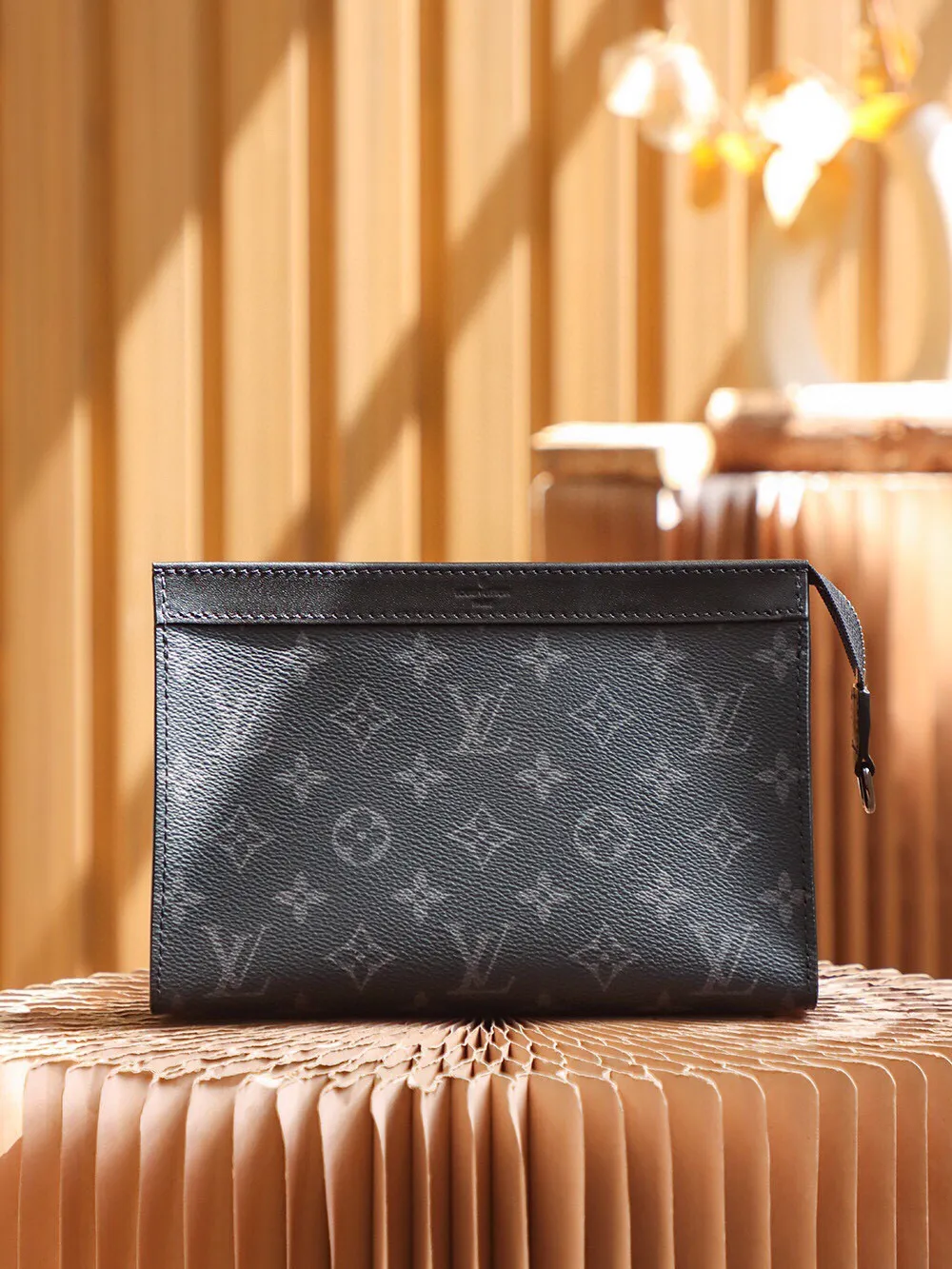 P¥560👉nfc163C01 dynamic chip version👈[All steel hardware. Top-notch inspection-free] Really developed details M81124 black flower The design of this Gaston wearable wallet is inspired by House's Pochette Voyage. Made of Monogram Eclipse Reverse canvas, it has a removable and adjustable textile strap with a removable card holder attached to it, ideal for contactless payments or commuter cards. The Gaston is the perfect size for everyday essentials such as smartphones Dimensions: 22.0 x 14.5 x 4.5 cm (L x H x W)