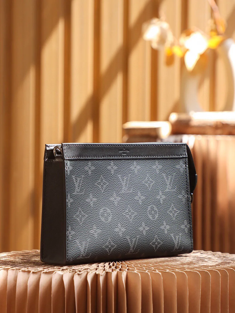 P¥560👉nfc163C01 dynamic chip version👈[All steel hardware. Top-notch inspection-free] Really developed details M81124 black flower The design of this Gaston wearable wallet is inspired by House's Pochette Voyage. Made of Monogram Eclipse Reverse canvas, it has a removable and adjustable textile strap with a removable card holder attached to it, ideal for contactless payments or commuter cards. The Gaston is the perfect size for everyday essentials such as smartphones Dimensions: 22.0 x 14.5 x 4.5 cm (L x H x W)