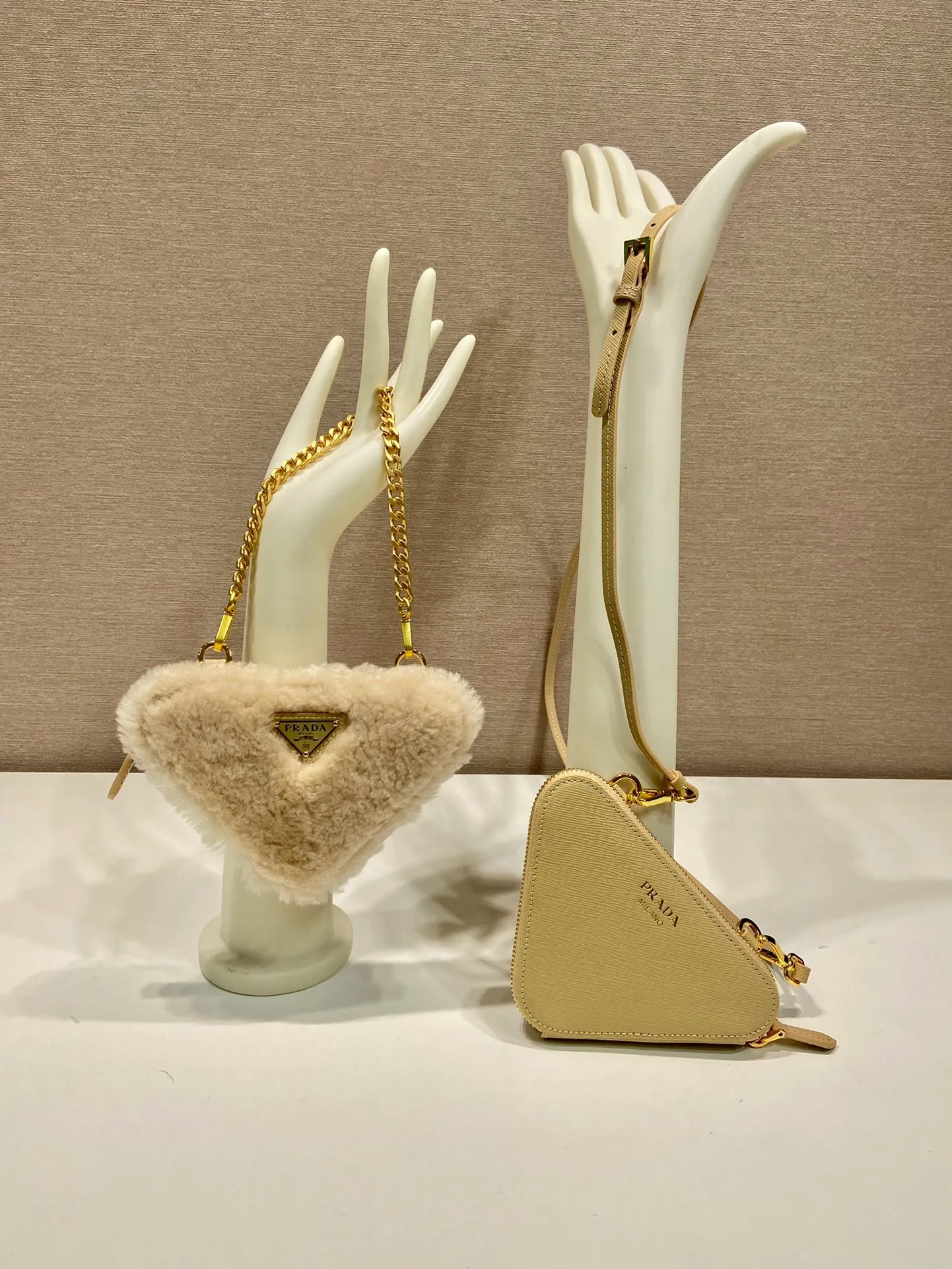 💰920🎉Gemini triangle bag🎉1NR015 new product😘Goat wool This two-in-one twin bag has a very unique design and can be disassembled into 2 bags🎉🎉. The body of the bag is made of goat hair, which is perfect🎉🎉. One can be carried by hand and the other can be worn as a crossbody. It can also be combined😘😘Another hot new product🎉 If you like babies, hurry up and get it🎉🎉 Length 15x height 10x bottom 5cm🎉🎉🎉👏👏👏