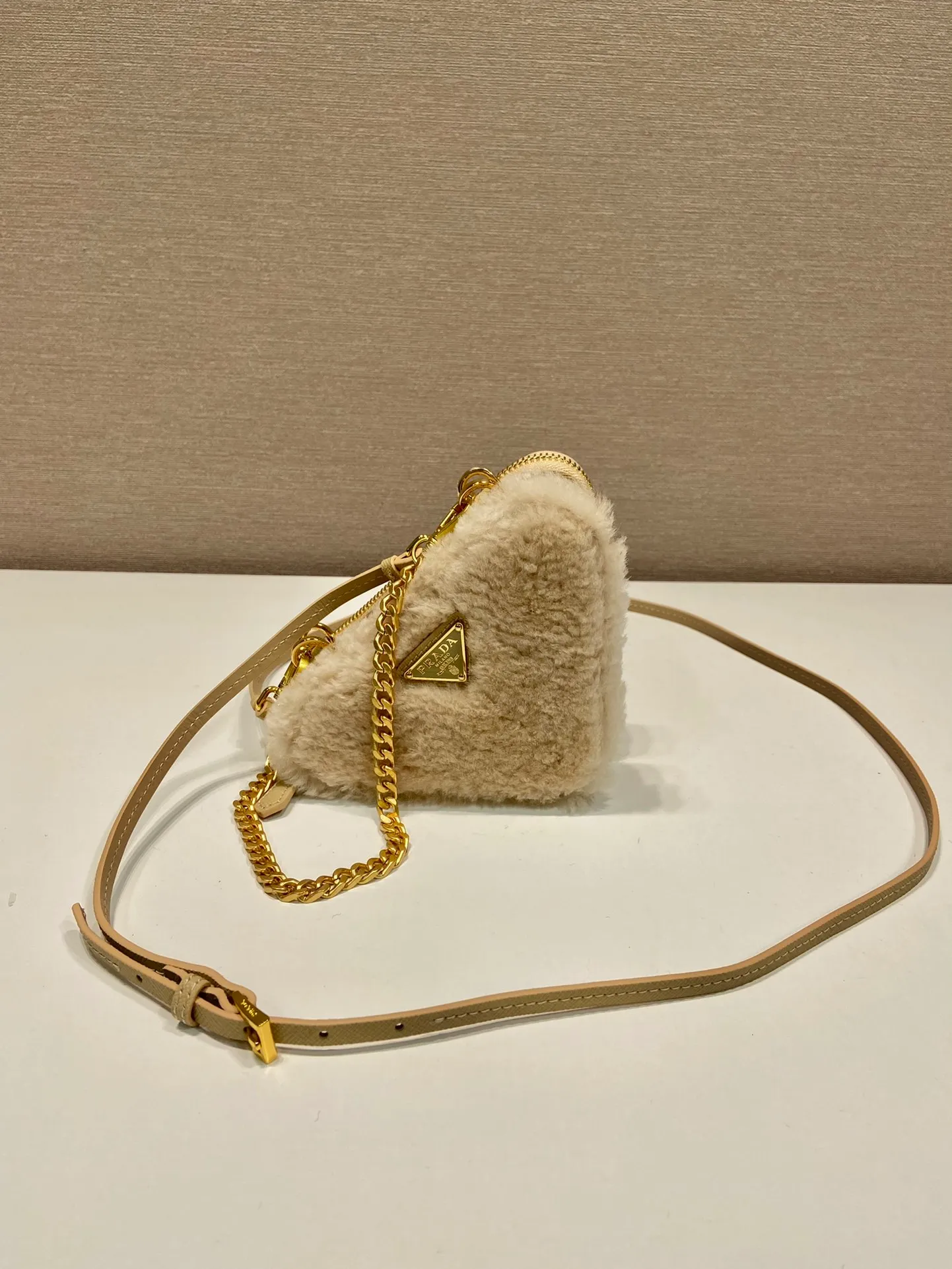 💰920🎉Gemini triangle bag🎉1NR015 new product😘Goat wool This two-in-one twin bag has a very unique design and can be disassembled into 2 bags🎉🎉. The body of the bag is made of goat hair, which is perfect🎉🎉. One can be carried by hand and the other can be worn as a crossbody. It can also be combined😘😘Another hot new product🎉 If you like babies, hurry up and get it🎉🎉 Length 15x height 10x bottom 5cm🎉🎉🎉👏👏👏