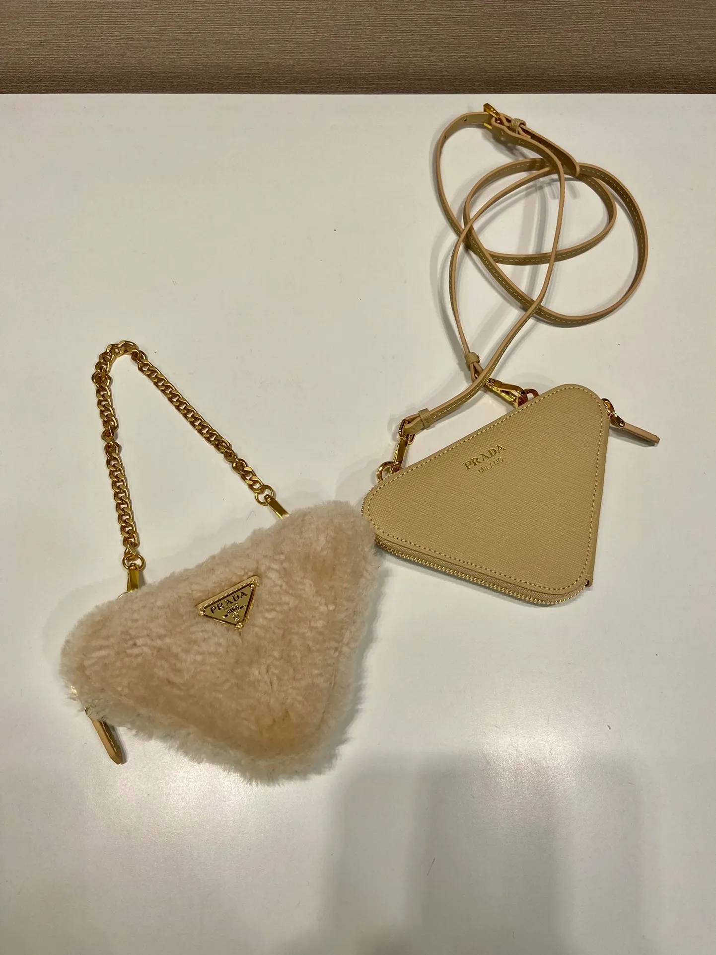 💰920🎉Gemini triangle bag🎉1NR015 new product😘Goat wool This two-in-one twin bag has a very unique design and can be disassembled into 2 bags🎉🎉. The body of the bag is made of goat hair, which is perfect🎉🎉. One can be carried by hand and the other can be worn as a crossbody. It can also be combined😘😘Another hot new product🎉 If you like babies, hurry up and get it🎉🎉 Length 15x height 10x bottom 5cm🎉🎉🎉👏👏👏