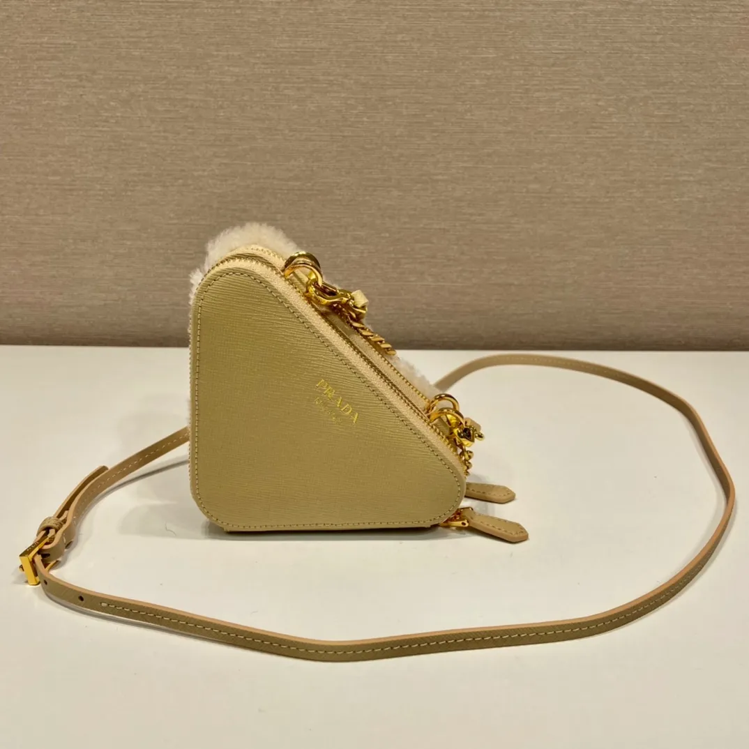 💰920🎉Gemini triangle bag🎉1NR015 new product😘Goat wool This two-in-one twin bag has a very unique design and can be disassembled into 2 bags🎉🎉. The body of the bag is made of goat hair, which is perfect🎉🎉. One can be carried by hand and the other can be worn as a crossbody. It can also be combined😘😘Another hot new product🎉 If you like babies, hurry up and get it🎉🎉 Length 15x height 10x bottom 5cm🎉🎉🎉👏👏👏