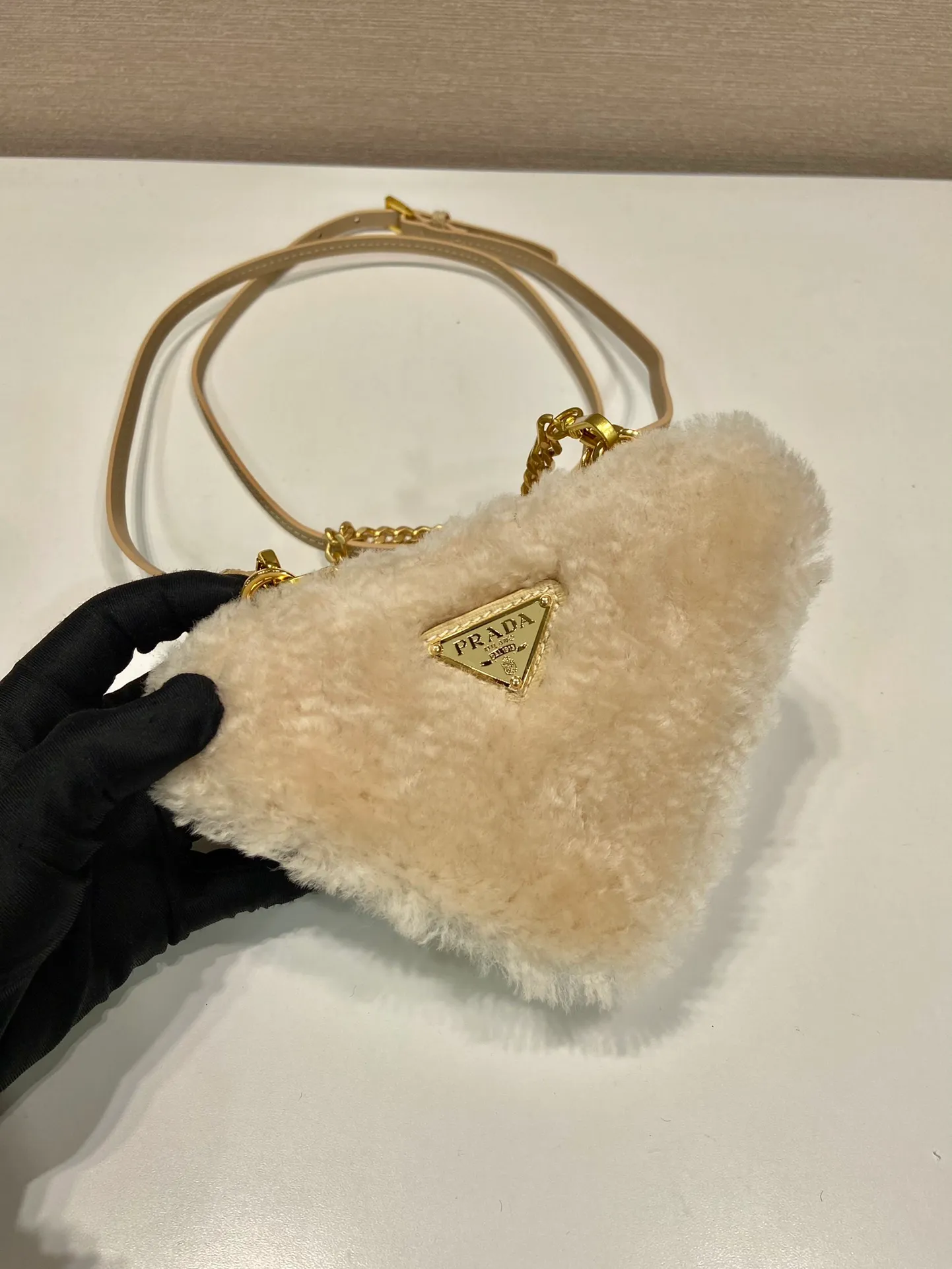 💰920🎉Gemini triangle bag🎉1NR015 new product😘Goat wool This two-in-one twin bag has a very unique design and can be disassembled into 2 bags🎉🎉. The body of the bag is made of goat hair, which is perfect🎉🎉. One can be carried by hand and the other can be worn as a crossbody. It can also be combined😘😘Another hot new product🎉 If you like babies, hurry up and get it🎉🎉 Length 15x height 10x bottom 5cm🎉🎉🎉👏👏👏