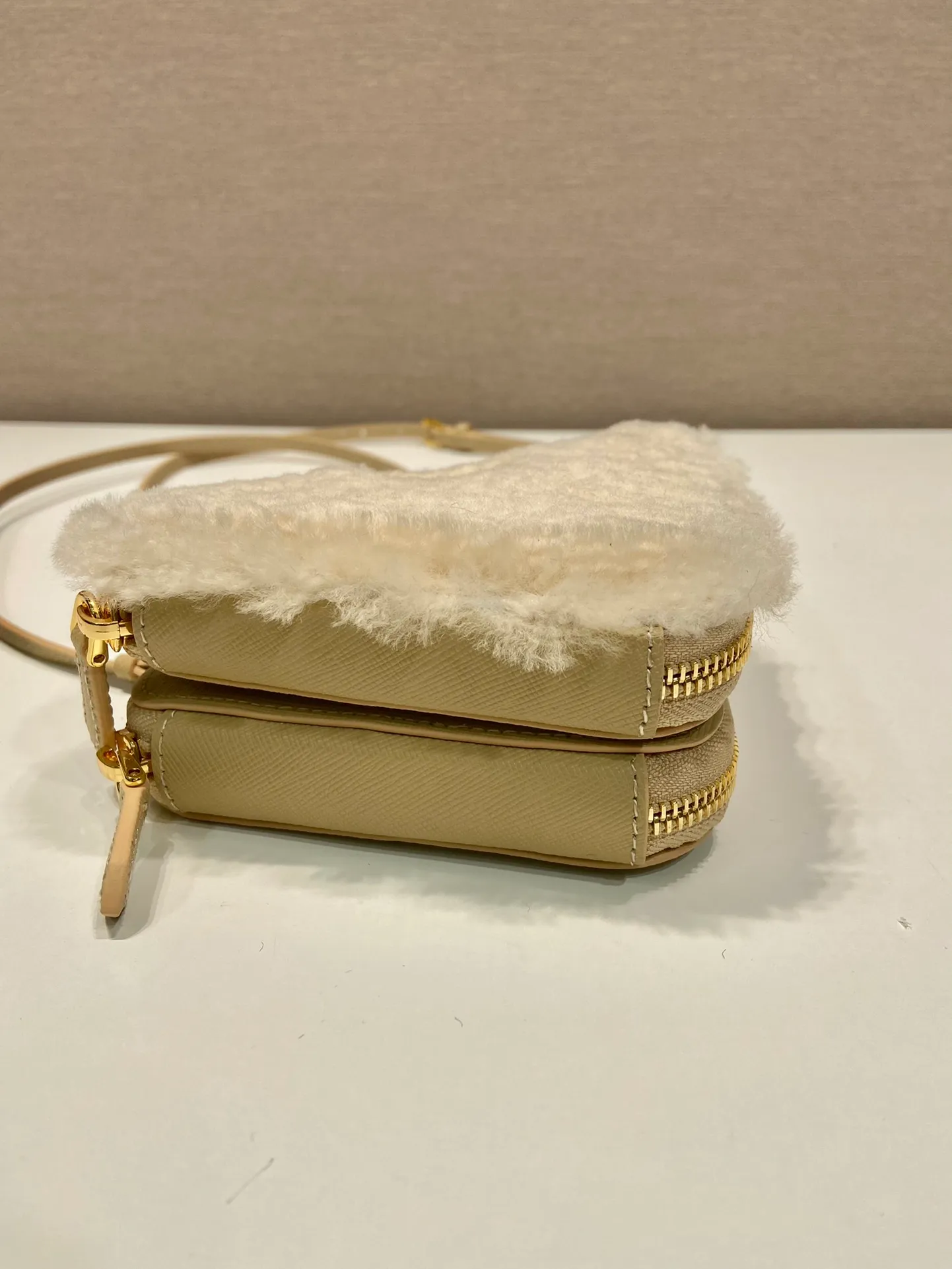 💰920🎉Gemini triangle bag🎉1NR015 new product😘Goat wool This two-in-one twin bag has a very unique design and can be disassembled into 2 bags🎉🎉. The body of the bag is made of goat hair, which is perfect🎉🎉. One can be carried by hand and the other can be worn as a crossbody. It can also be combined😘😘Another hot new product🎉 If you like babies, hurry up and get it🎉🎉 Length 15x height 10x bottom 5cm🎉🎉🎉👏👏👏