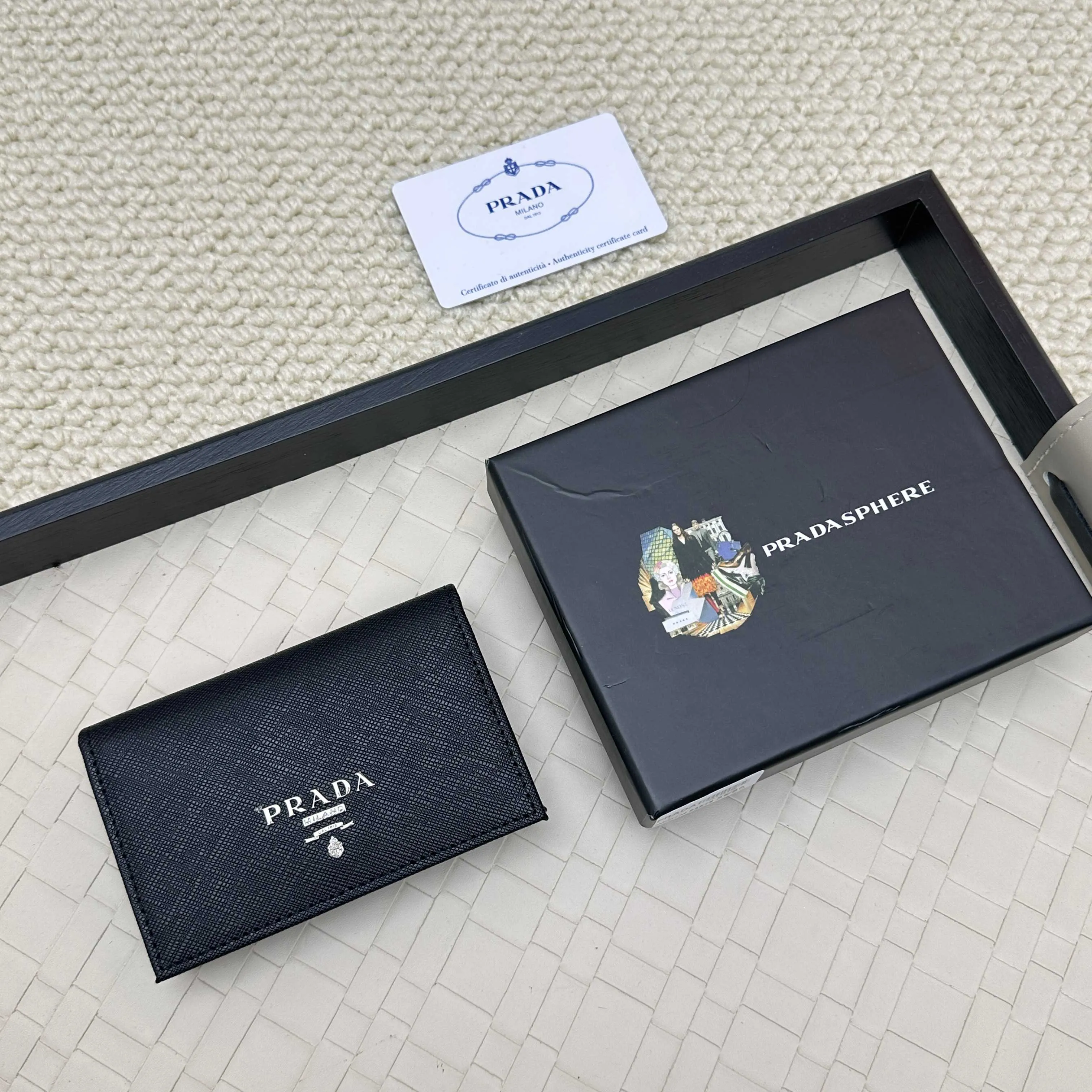 💰120 PRADA’s popular men’s card holder💼The latest style at the counter, synchronized with the official website, genuine development, model 2MC122#. Color/picture, real shot 💋 Italian top-quality original single cross-grain cowhide with excellent texture, threaded lining and imported white steel hardware accessories! Exquisite wiring, even and neat lines, smooth oil edges, size: 11cm long, 6.5cm high