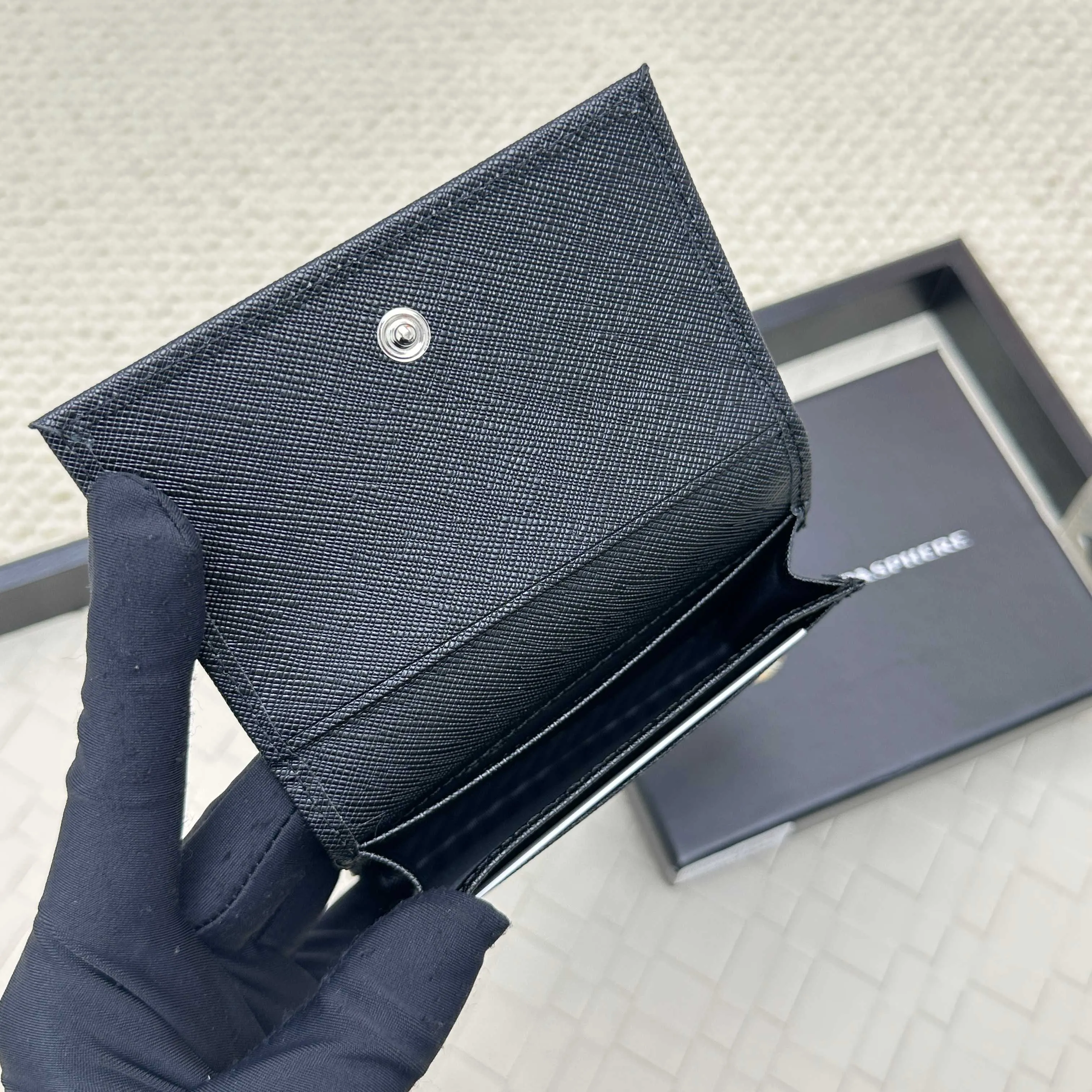 💰120 PRADA’s popular men’s card holder💼The latest style at the counter, synchronized with the official website, genuine development, model 2MC122#. Color/picture, real shot 💋 Italian top-quality original single cross-grain cowhide with excellent texture, threaded lining and imported white steel hardware accessories! Exquisite wiring, even and neat lines, smooth oil edges, size: 11cm long, 6.5cm high