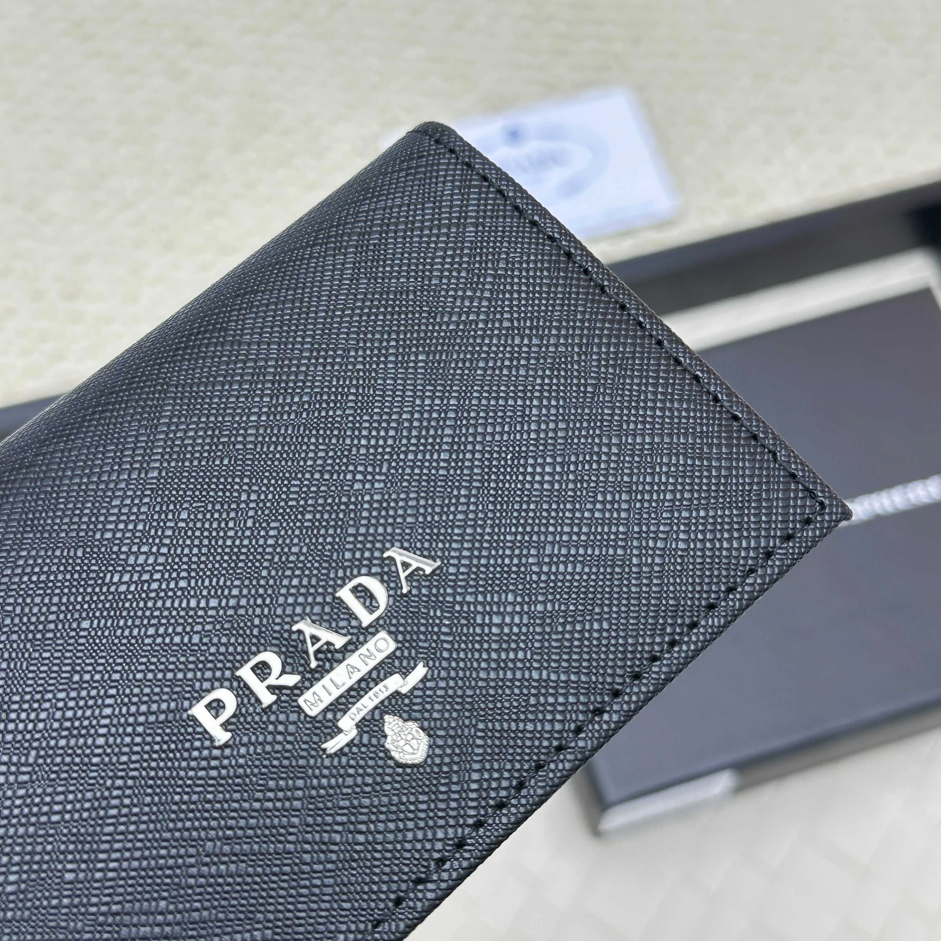💰120 PRADA’s popular men’s card holder💼The latest style at the counter, synchronized with the official website, genuine development, model 2MC122#. Color/picture, real shot 💋 Italian top-quality original single cross-grain cowhide with excellent texture, threaded lining and imported white steel hardware accessories! Exquisite wiring, even and neat lines, smooth oil edges, size: 11cm long, 6.5cm high