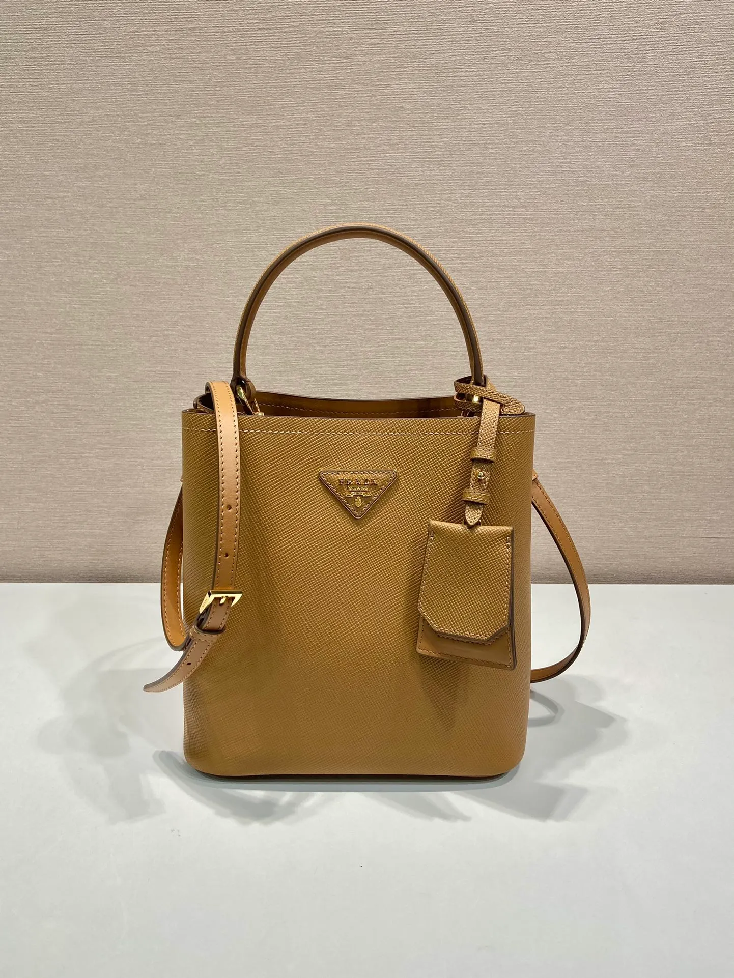 💰1840🔆Exclusive first release🔆1BA212💋New color🎉🎉 Original item🤙🤙Made of imported Saffiano leather material, removable shoulder strap, leather nameplate and metal logo complement each other. Leather-covered central pocket with magnetic buckle. Saffiano leather triangle logo. Contrast color nappa leather lining. This Double handbag has an elegant style, eye-catching and unique. It is also a popular style🙋🏻🙋🏻Length 22X Height 23X Bottom 13cm