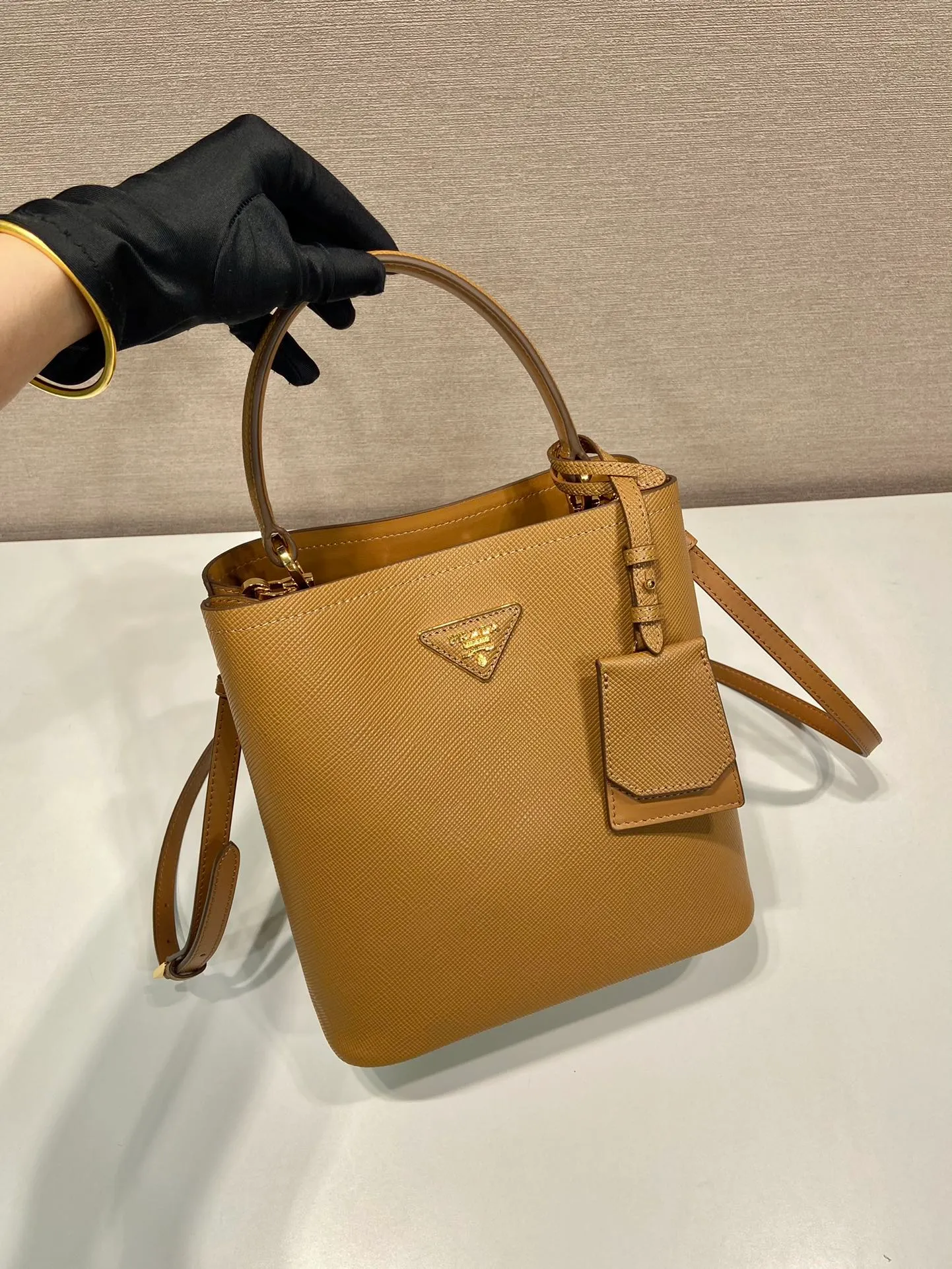 💰1840🔆Exclusive first release🔆1BA212💋New color🎉🎉 Original item🤙🤙Made of imported Saffiano leather material, removable shoulder strap, leather nameplate and metal logo complement each other. Leather-covered central pocket with magnetic buckle. Saffiano leather triangle logo. Contrast color nappa leather lining. This Double handbag has an elegant style, eye-catching and unique. It is also a popular style🙋🏻🙋🏻Length 22X Height 23X Bottom 13cm