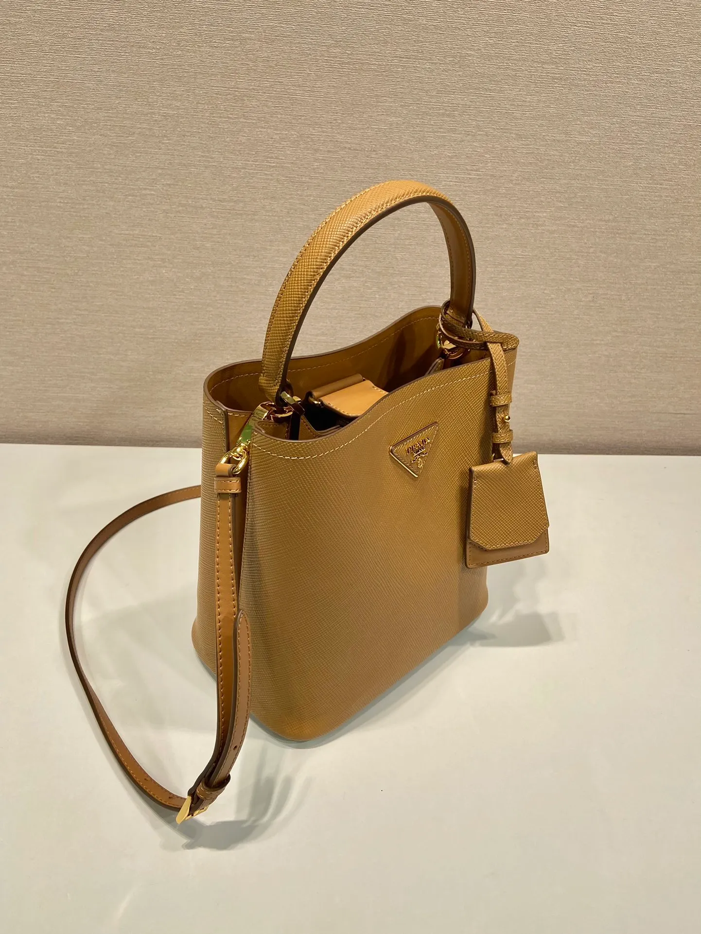 💰1840🔆Exclusive first release🔆1BA212💋New color🎉🎉 Original item🤙🤙Made of imported Saffiano leather material, removable shoulder strap, leather nameplate and metal logo complement each other. Leather-covered central pocket with magnetic buckle. Saffiano leather triangle logo. Contrast color nappa leather lining. This Double handbag has an elegant style, eye-catching and unique. It is also a popular style🙋🏻🙋🏻Length 22X Height 23X Bottom 13cm