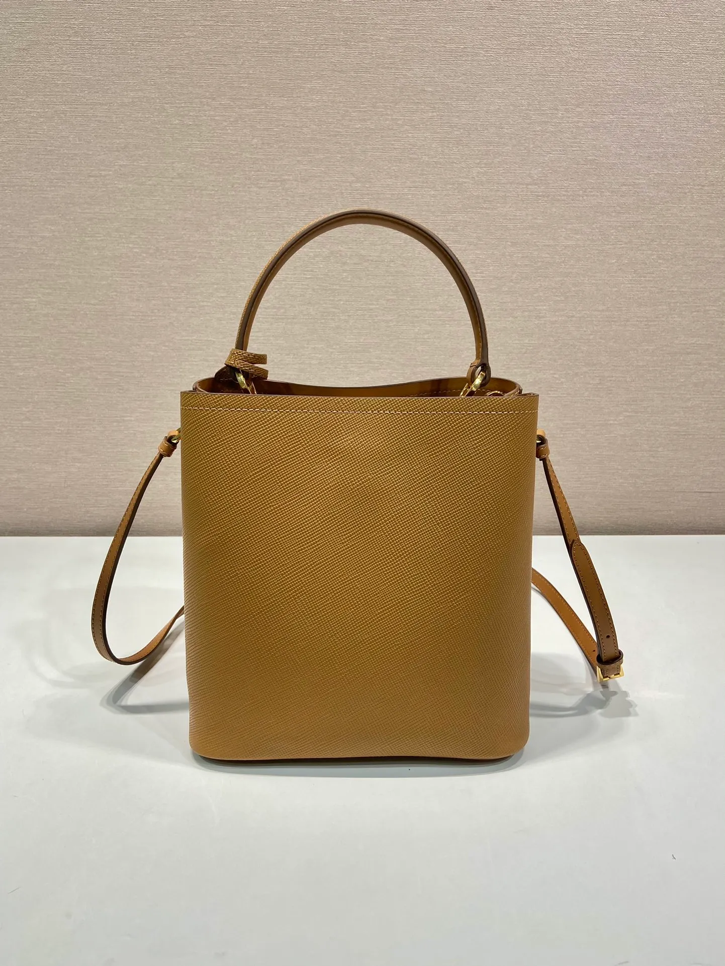💰1840🔆Exclusive first release🔆1BA212💋New color🎉🎉 Original item🤙🤙Made of imported Saffiano leather material, removable shoulder strap, leather nameplate and metal logo complement each other. Leather-covered central pocket with magnetic buckle. Saffiano leather triangle logo. Contrast color nappa leather lining. This Double handbag has an elegant style, eye-catching and unique. It is also a popular style🙋🏻🙋🏻Length 22X Height 23X Bottom 13cm