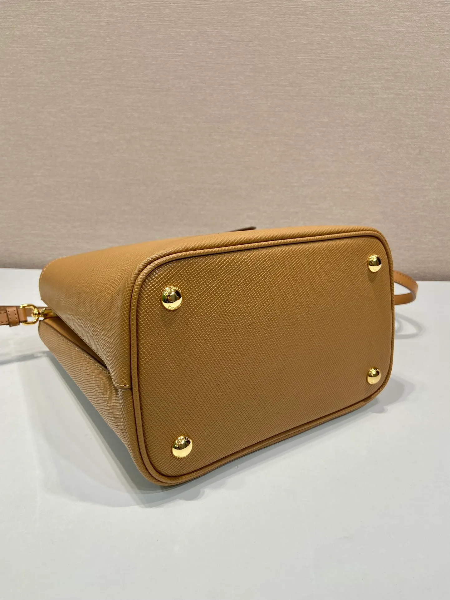 💰1840🔆Exclusive first release🔆1BA212💋New color🎉🎉 Original item🤙🤙Made of imported Saffiano leather material, removable shoulder strap, leather nameplate and metal logo complement each other. Leather-covered central pocket with magnetic buckle. Saffiano leather triangle logo. Contrast color nappa leather lining. This Double handbag has an elegant style, eye-catching and unique. It is also a popular style🙋🏻🙋🏻Length 22X Height 23X Bottom 13cm