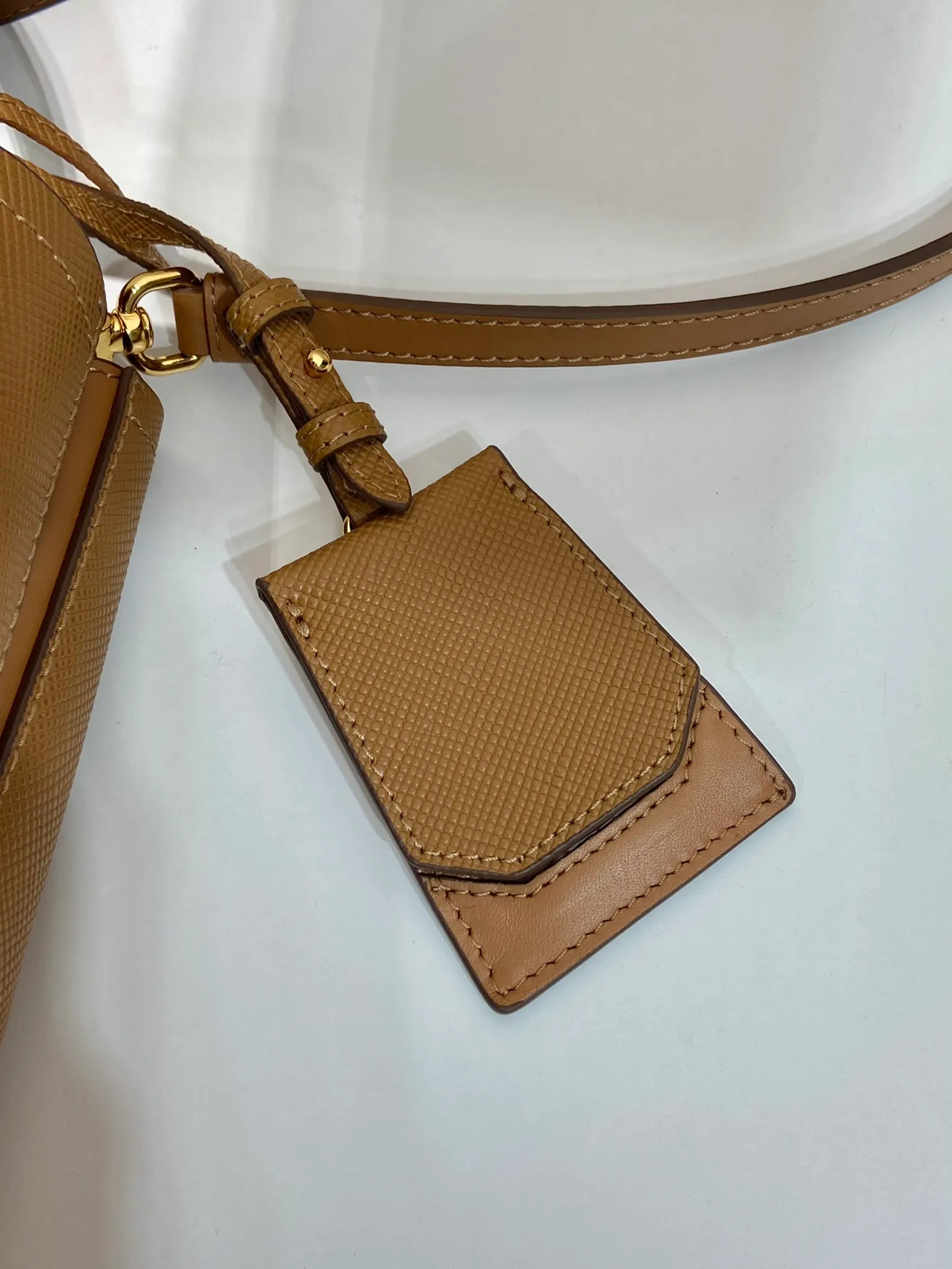 💰1840🔆Exclusive first release🔆1BA212💋New color🎉🎉 Original item🤙🤙Made of imported Saffiano leather material, removable shoulder strap, leather nameplate and metal logo complement each other. Leather-covered central pocket with magnetic buckle. Saffiano leather triangle logo. Contrast color nappa leather lining. This Double handbag has an elegant style, eye-catching and unique. It is also a popular style🙋🏻🙋🏻Length 22X Height 23X Bottom 13cm