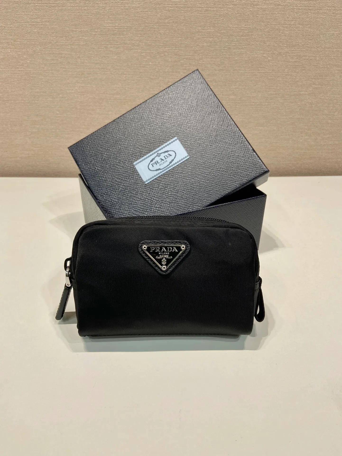 💰280🎉Coin purse🎉1NA339 new product🎉🎉 This clutch bag is made of innovative Prada Re-Nylon regenerated nylon. The bag has a zipper design, the inner pocket is equipped with a zipper pocket, top-grade hardware, large capacity space, cards/car keys🔑/lipstick💄/all no problem, babies, the little handbag you have been longing for has arrived👏👏 Length 12x Height 8x Bottom 3.5cm🎉🎉🎉👏👏👏