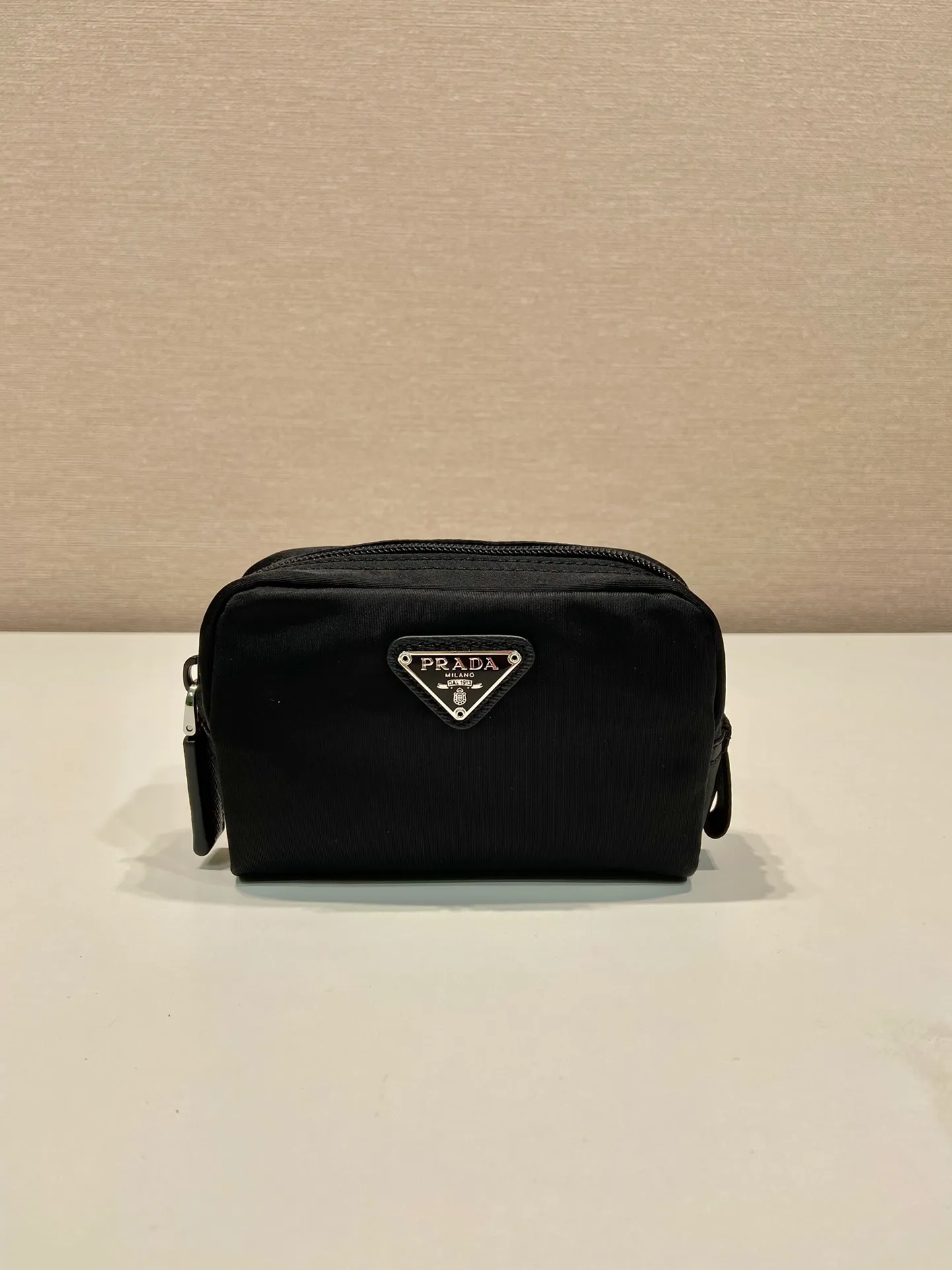 💰280🎉Coin purse🎉1NA339 new product🎉🎉 This clutch bag is made of innovative Prada Re-Nylon regenerated nylon. The bag has a zipper design, the inner pocket is equipped with a zipper pocket, top-grade hardware, large capacity space, cards/car keys🔑/lipstick💄/all no problem, babies, the little handbag you have been longing for has arrived👏👏 Length 12x Height 8x Bottom 3.5cm🎉🎉🎉👏👏👏