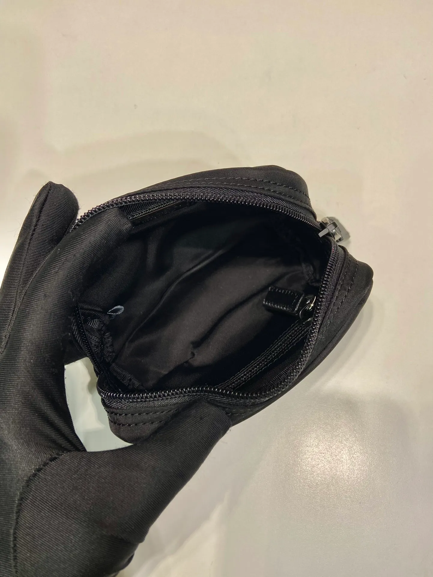 💰280🎉Coin purse🎉1NA339 new product🎉🎉 This clutch bag is made of innovative Prada Re-Nylon regenerated nylon. The bag has a zipper design, the inner pocket is equipped with a zipper pocket, top-grade hardware, large capacity space, cards/car keys🔑/lipstick💄/all no problem, babies, the little handbag you have been longing for has arrived👏👏 Length 12x Height 8x Bottom 3.5cm🎉🎉🎉👏👏👏