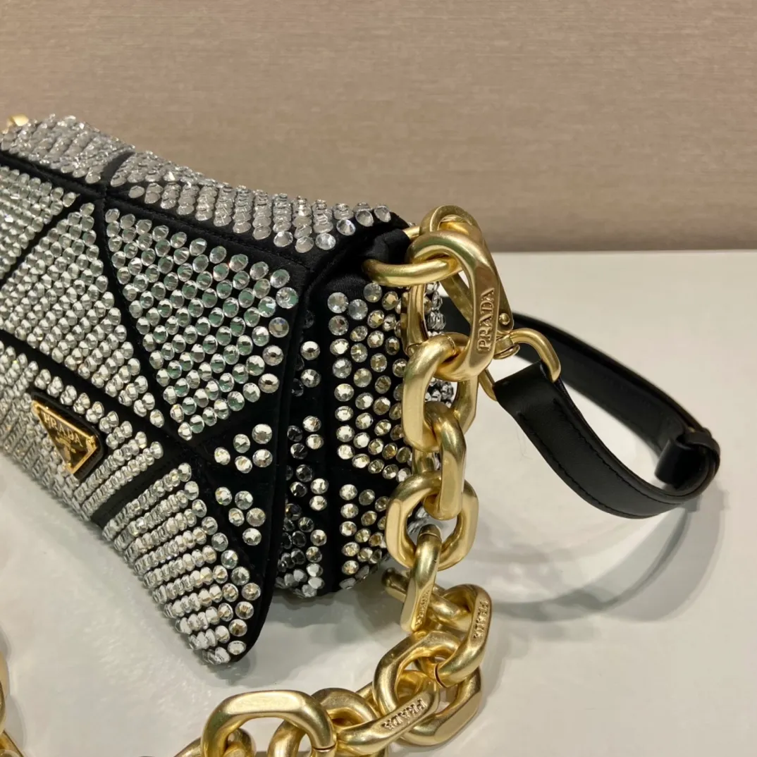 💰1700🎉New crystal bag🎉1BD329🎉🎉 This bag is made of full-body imitation crystal and hand-stitched, with a clamshell design, equipped with a detachable and adjustable nappa leather shoulder strap, and a detachable chain shoulder strap. It can be carried on the shoulder/handheld/crossbody/cross-body. It’s perfect😀The Blingbling effect is very attractive and can be matched. Another grass grown by internet celebrities, hurry up and get it, babies 🎉🎉 Length 17x Height 11.5 Base 6.5cm🎉🎉🎉💰💰💰