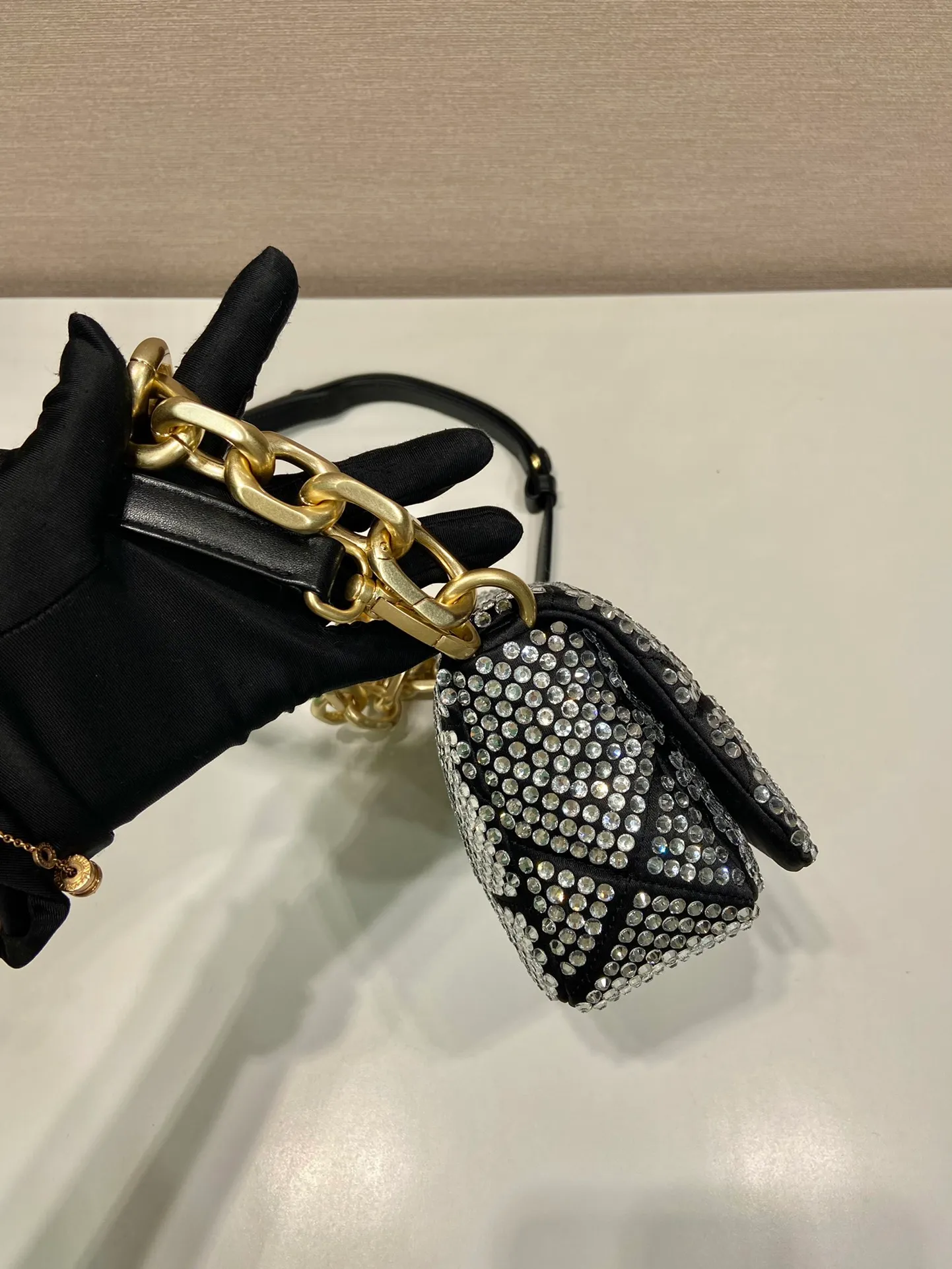 💰1700🎉New crystal bag🎉1BD329🎉🎉 This bag is made of full-body imitation crystal and hand-stitched, with a clamshell design, equipped with a detachable and adjustable nappa leather shoulder strap, and a detachable chain shoulder strap. It can be carried on the shoulder/handheld/crossbody/cross-body. It’s perfect😀The Blingbling effect is very attractive and can be matched. Another grass grown by internet celebrities, hurry up and get it, babies 🎉🎉 Length 17x Height 11.5 Base 6.5cm🎉🎉🎉💰💰💰