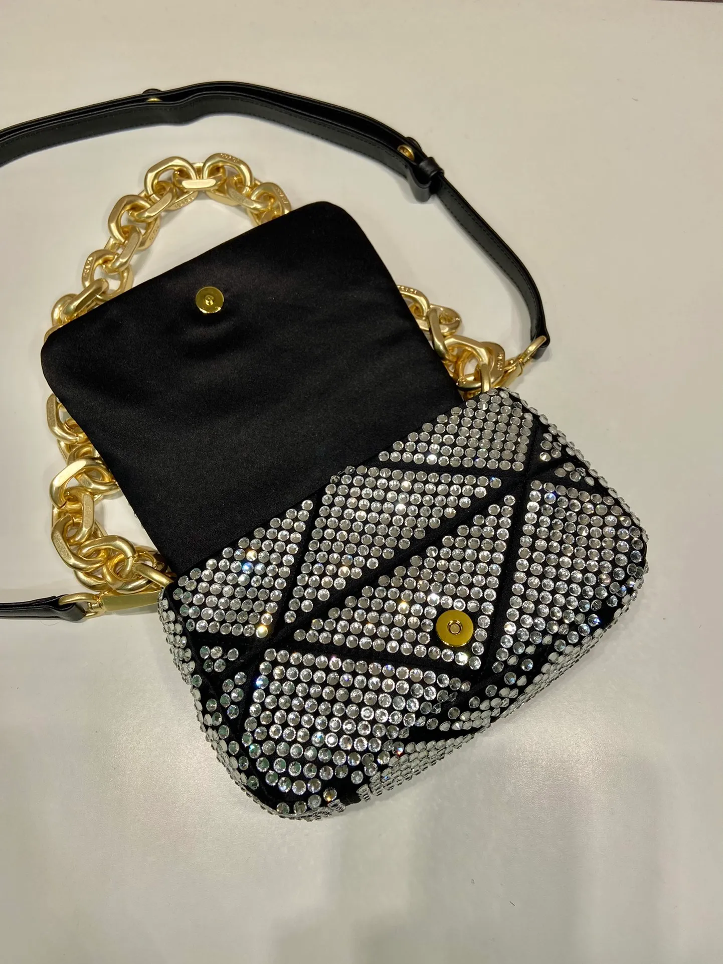 💰1700🎉New crystal bag🎉1BD329🎉🎉 This bag is made of full-body imitation crystal and hand-stitched, with a clamshell design, equipped with a detachable and adjustable nappa leather shoulder strap, and a detachable chain shoulder strap. It can be carried on the shoulder/handheld/crossbody/cross-body. It’s perfect😀The Blingbling effect is very attractive and can be matched. Another grass grown by internet celebrities, hurry up and get it, babies 🎉🎉 Length 17x Height 11.5 Base 6.5cm🎉🎉🎉💰💰💰