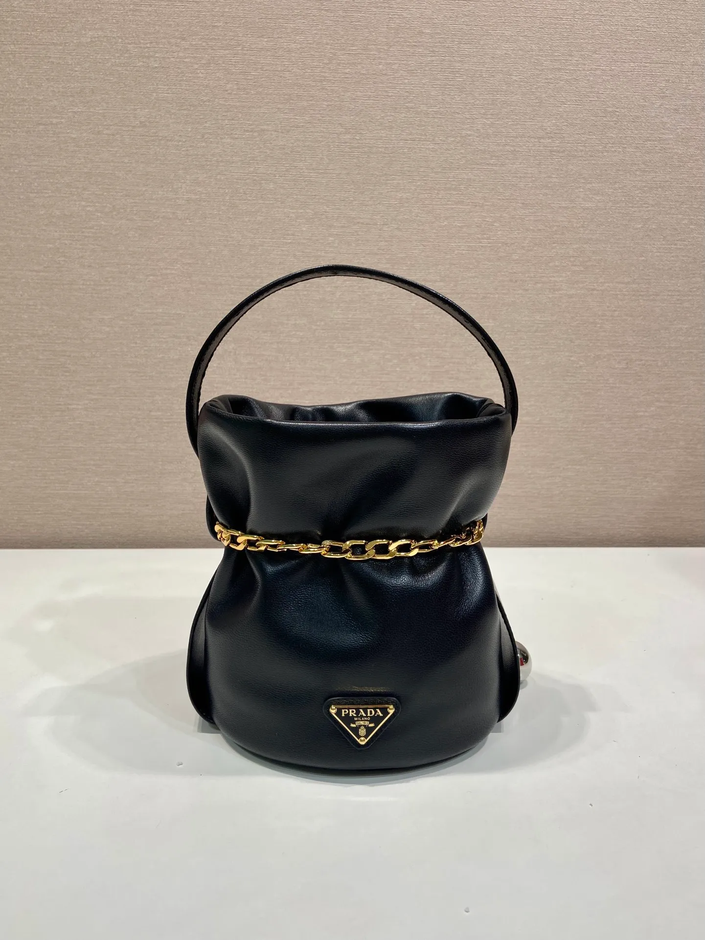 💰1300🎉New catwalk style🎉1BE088 small bucket for fortune🎉🎉 This small bucket for fortune is made of imported sheepskin, uniquely lined with sheepskin design, top-notch hardware, and large capacity. I carry Qin’s most versatile bag when I go out. The upper body effect is very fashionable and good-looking😘It’s so beautiful. It’s a small bucket that is recognized by internet celebrities as a wishing and making fortune👍👍Babies, it’s worth owning, hurry up and get it🎉🎉 Length 14x height 20x bottom 15cm🎉🎉🎉💰💰💰