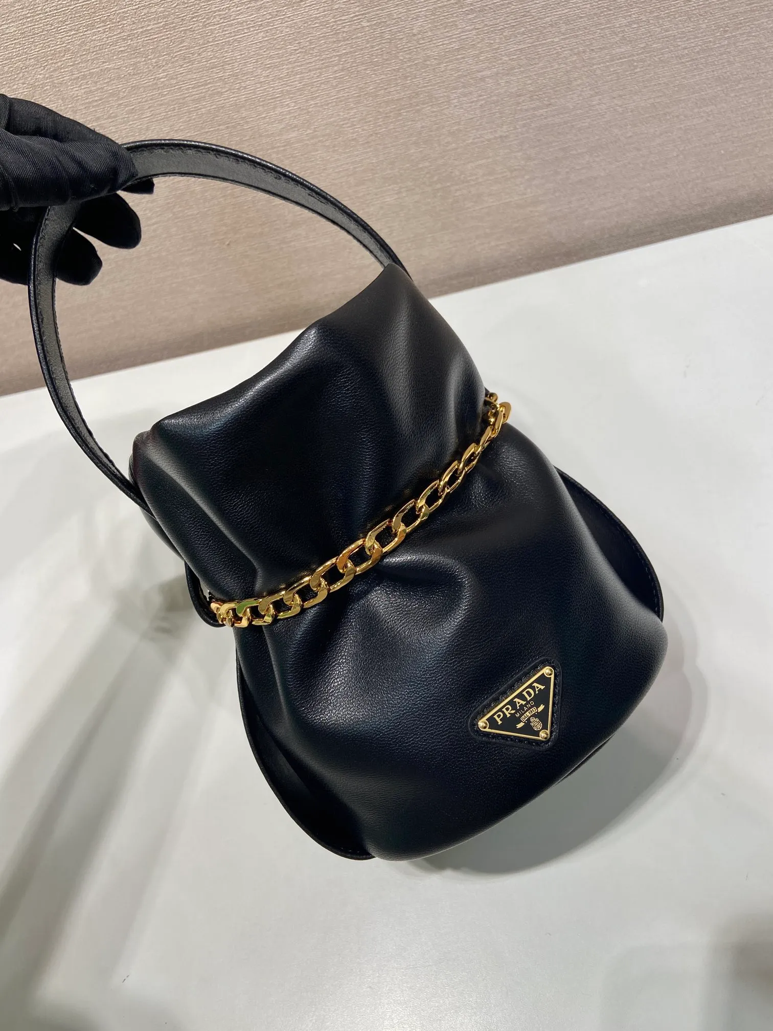 💰1300🎉New catwalk style🎉1BE088 small bucket for fortune🎉🎉 This small bucket for fortune is made of imported sheepskin, uniquely lined with sheepskin design, top-notch hardware, and large capacity. I carry Qin’s most versatile bag when I go out. The upper body effect is very fashionable and good-looking😘It’s so beautiful. It’s a small bucket that is recognized by internet celebrities as a wishing and making fortune👍👍Babies, it’s worth owning, hurry up and get it🎉🎉 Length 14x height 20x bottom 15cm🎉🎉🎉💰💰💰