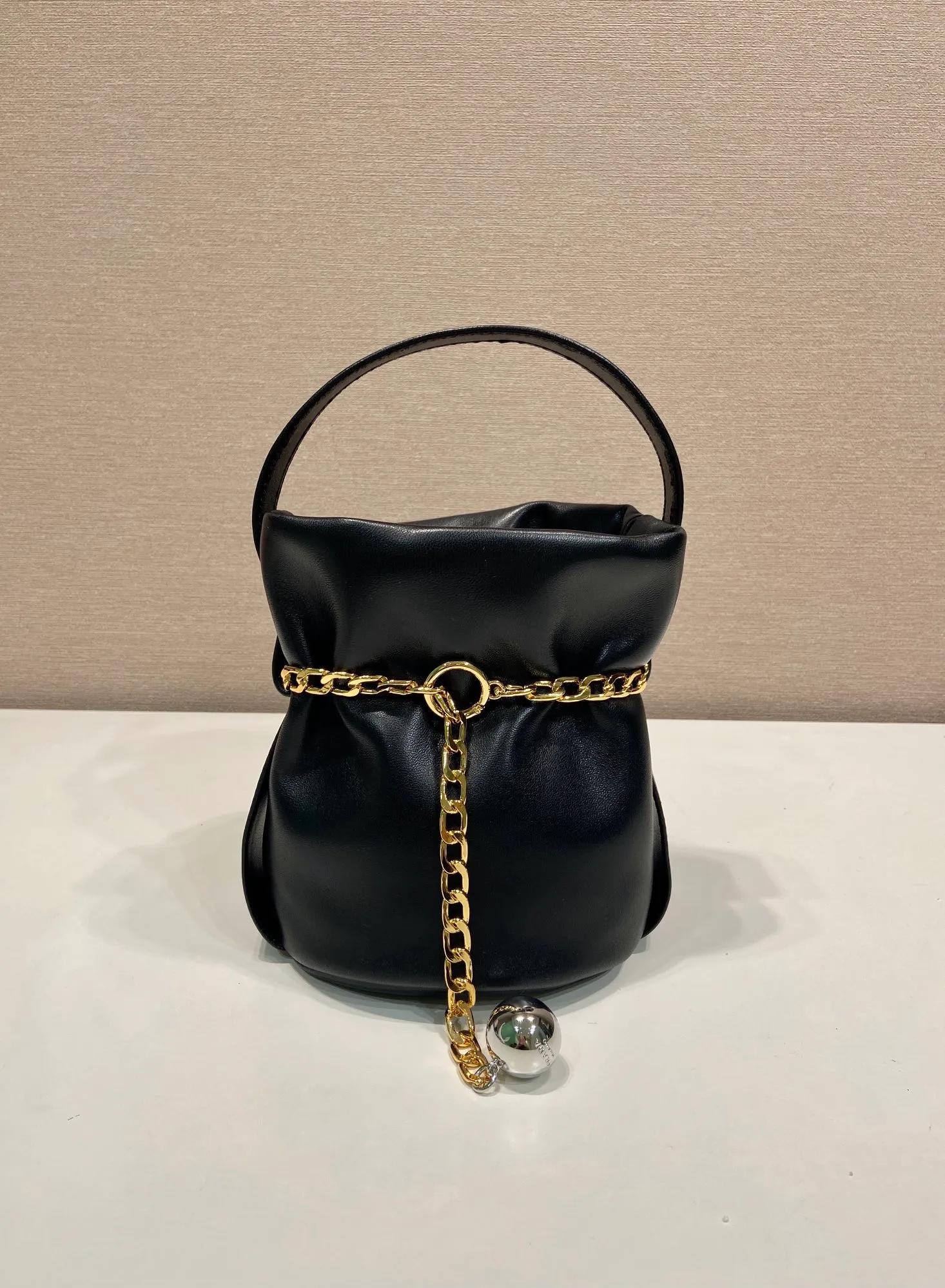 💰1300🎉New catwalk style🎉1BE088 small bucket for fortune🎉🎉 This small bucket for fortune is made of imported sheepskin, uniquely lined with sheepskin design, top-notch hardware, and large capacity. I carry Qin’s most versatile bag when I go out. The upper body effect is very fashionable and good-looking😘It’s so beautiful. It’s a small bucket that is recognized by internet celebrities as a wishing and making fortune👍👍Babies, it’s worth owning, hurry up and get it🎉🎉 Length 14x height 20x bottom 15cm🎉🎉🎉💰💰💰