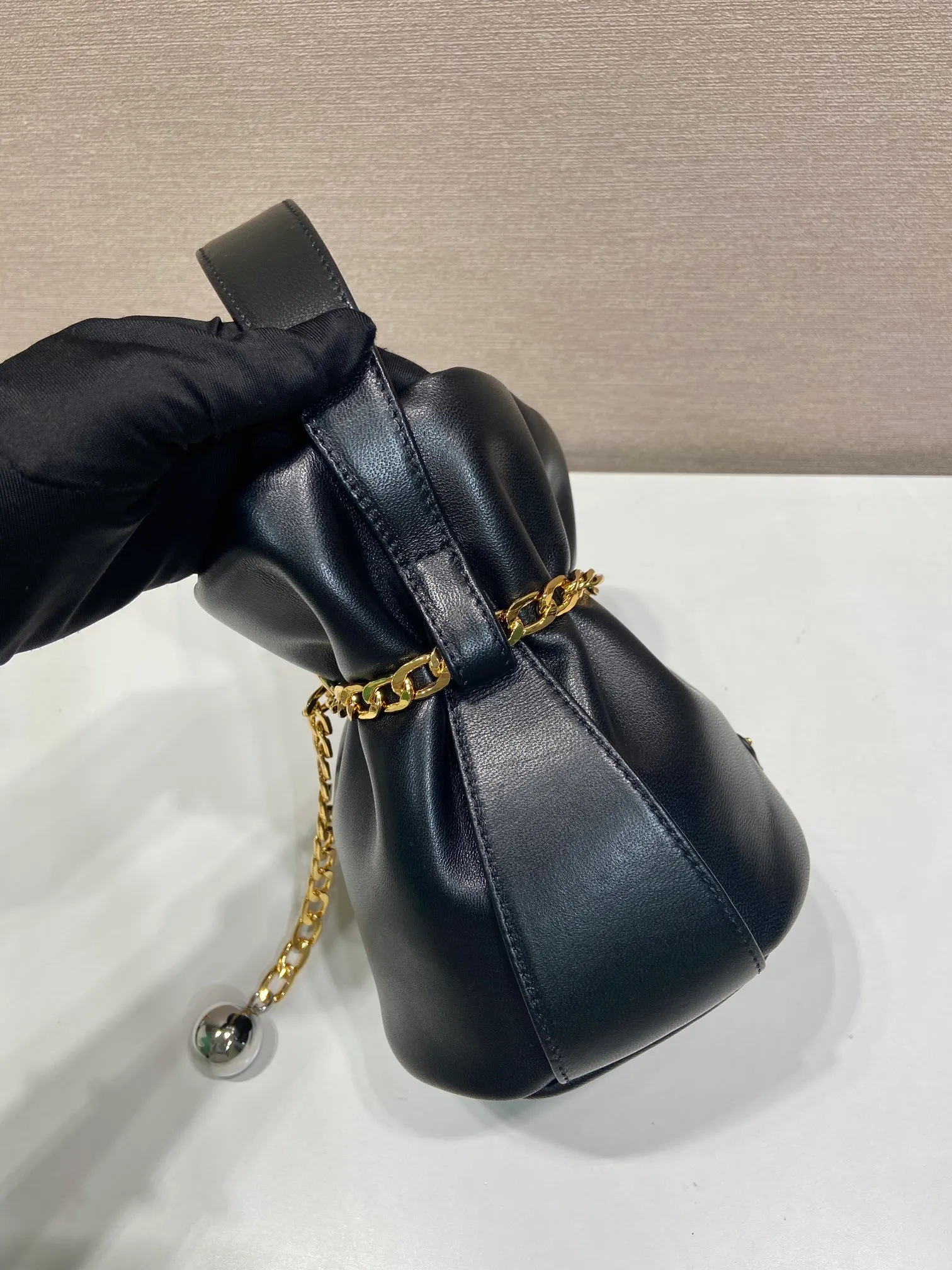 💰1300🎉New catwalk style🎉1BE088 small bucket for fortune🎉🎉 This small bucket for fortune is made of imported sheepskin, uniquely lined with sheepskin design, top-notch hardware, and large capacity. I carry Qin’s most versatile bag when I go out. The upper body effect is very fashionable and good-looking😘It’s so beautiful. It’s a small bucket that is recognized by internet celebrities as a wishing and making fortune👍👍Babies, it’s worth owning, hurry up and get it🎉🎉 Length 14x height 20x bottom 15cm🎉🎉🎉💰💰💰