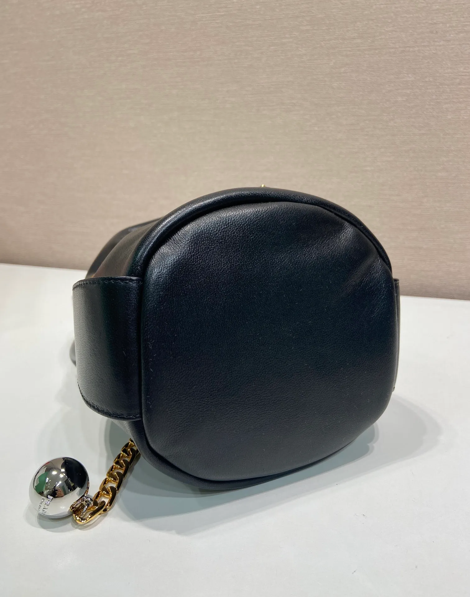 💰1300🎉New catwalk style🎉1BE088 small bucket for fortune🎉🎉 This small bucket for fortune is made of imported sheepskin, uniquely lined with sheepskin design, top-notch hardware, and large capacity. I carry Qin’s most versatile bag when I go out. The upper body effect is very fashionable and good-looking😘It’s so beautiful. It’s a small bucket that is recognized by internet celebrities as a wishing and making fortune👍👍Babies, it’s worth owning, hurry up and get it🎉🎉 Length 14x height 20x bottom 15cm🎉🎉🎉💰💰💰