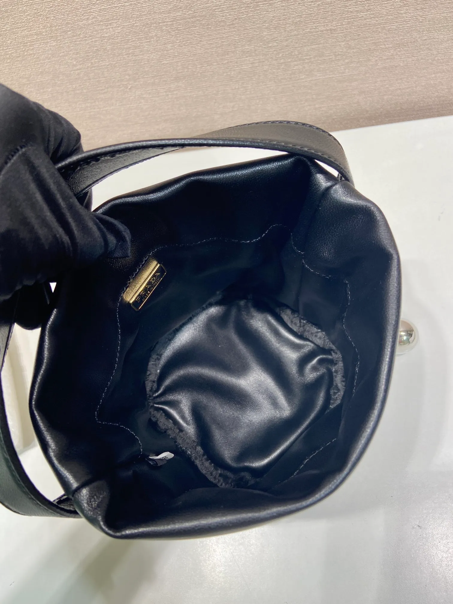 💰1300🎉New catwalk style🎉1BE088 small bucket for fortune🎉🎉 This small bucket for fortune is made of imported sheepskin, uniquely lined with sheepskin design, top-notch hardware, and large capacity. I carry Qin’s most versatile bag when I go out. The upper body effect is very fashionable and good-looking😘It’s so beautiful. It’s a small bucket that is recognized by internet celebrities as a wishing and making fortune👍👍Babies, it’s worth owning, hurry up and get it🎉🎉 Length 14x height 20x bottom 15cm🎉🎉🎉💰💰💰