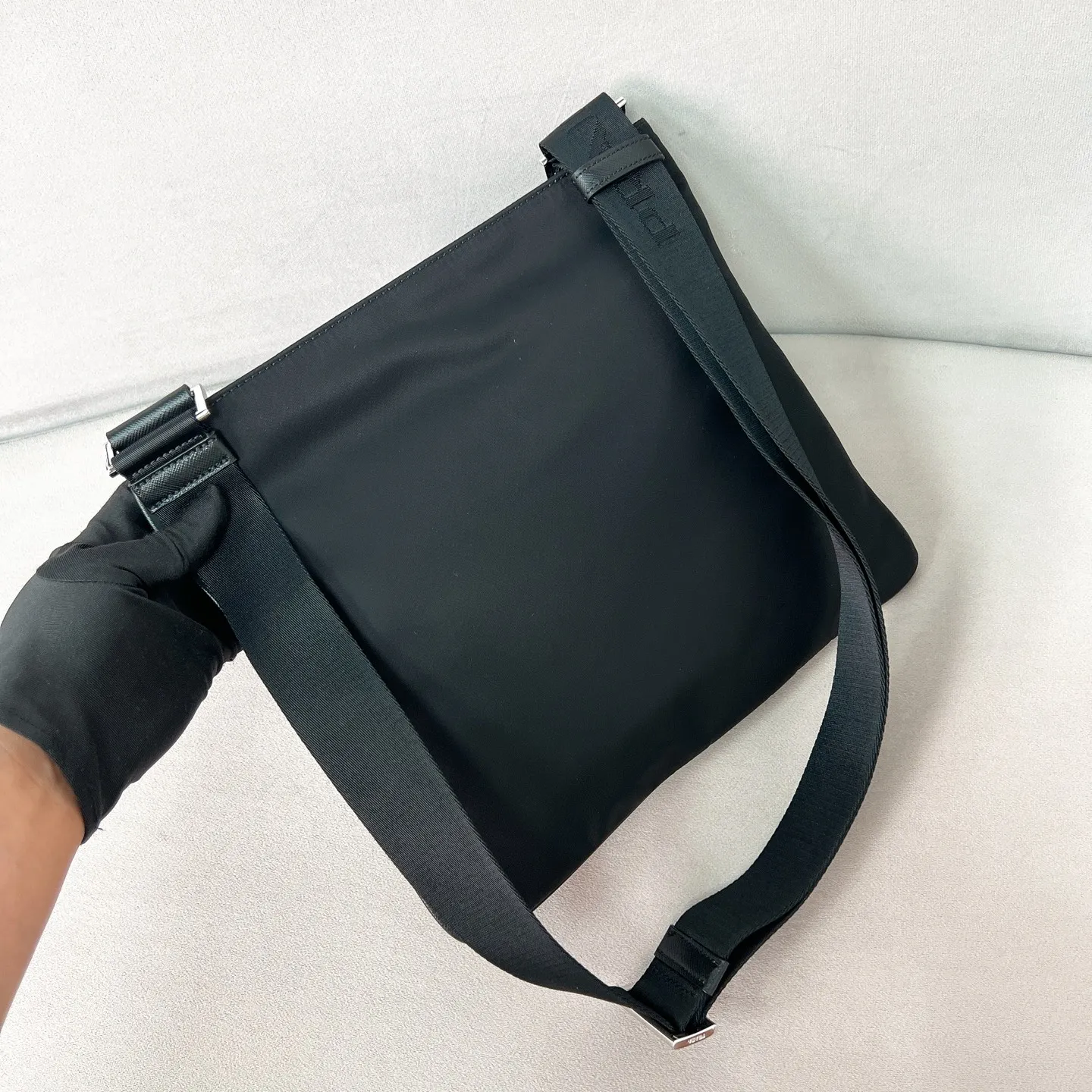 💰780 Classic 2VA053 men's nylon crossbody bag One of the most popular messenger bags for men No matter your age, body shape or clothing Lightweight and rain-proof capacity, moderate in capacity for casual travel Imported parachute fabric - waterproof and shock-proof Triangular enamel logo cross-grain cowhide trim on the front The overall style is fashionable and casual yet stable and elegant Large capacity can accommodate iPads, mobile phones, books and documents Middle zipper compartment ➕ Front pocket It also meets the needs of exquisite storage. Clean and simple size: 29*26 black