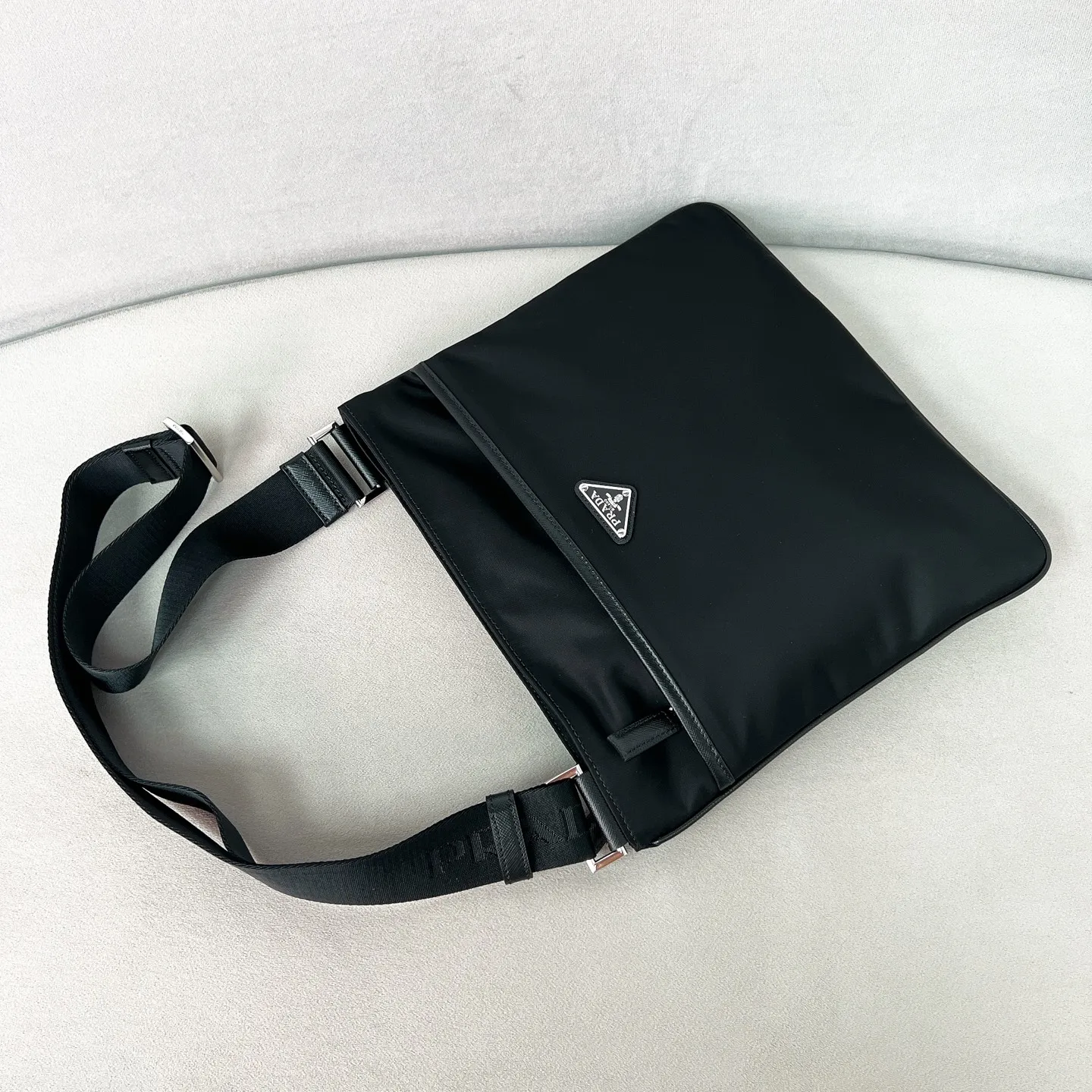 💰780 Classic 2VA053 men's nylon crossbody bag One of the most popular messenger bags for men No matter your age, body shape or clothing Lightweight and rain-proof capacity, moderate in capacity for casual travel Imported parachute fabric - waterproof and shock-proof Triangular enamel logo cross-grain cowhide trim on the front The overall style is fashionable and casual yet stable and elegant Large capacity can accommodate iPads, mobile phones, books and documents Middle zipper compartment ➕ Front pocket It also meets the needs of exquisite storage. Clean and simple size: 29*26 black