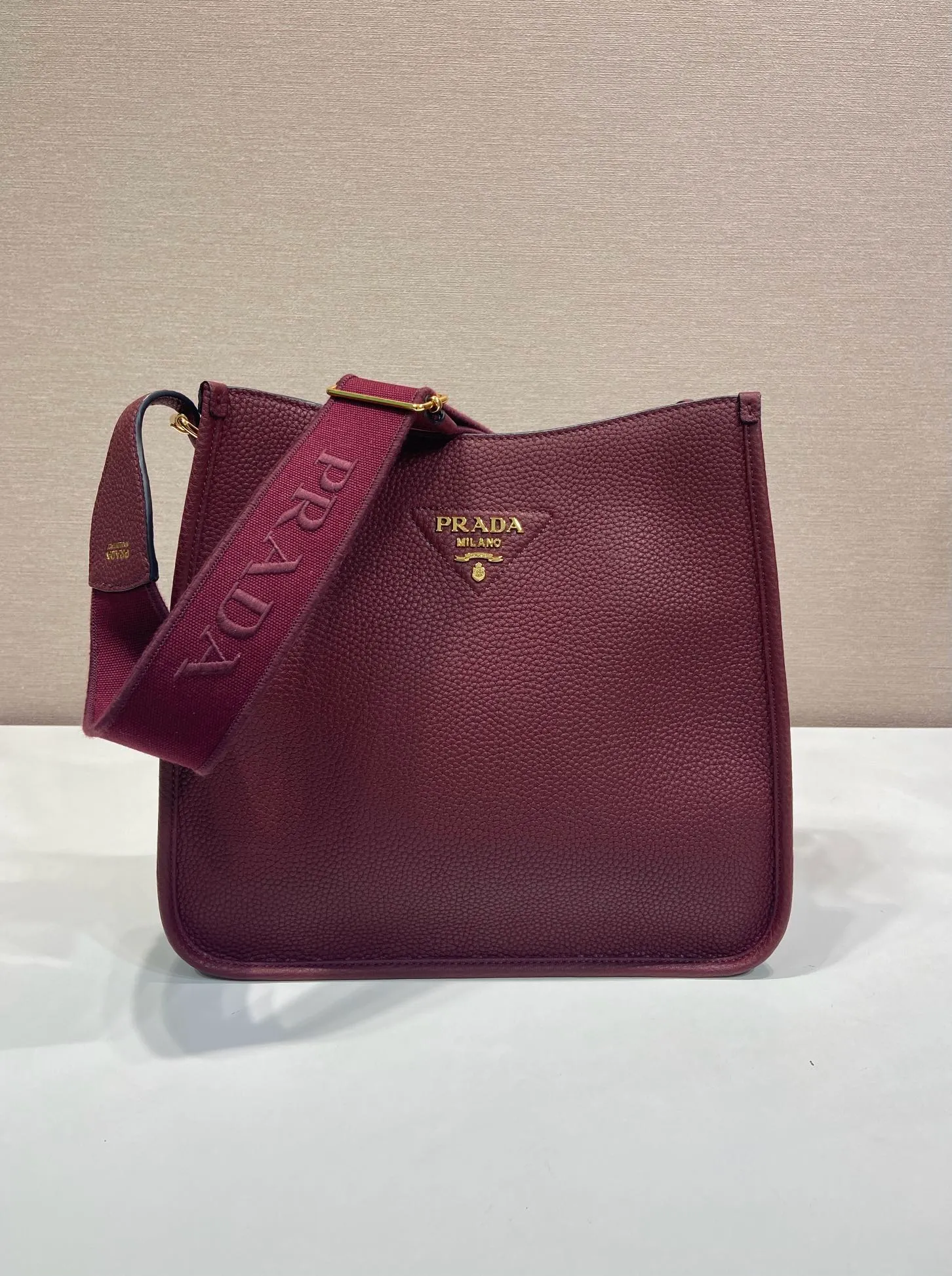 💰1800👏New fabric cross-body bag👏1BC073-1/Large tote bag This leather mini shoulder bag has a simple design. A metallic triangle logo on the front adds signature tone. Equipped with detachable/adjustable logo printed webbing, the upper body effect is very beautiful😘😘highlighting its modern style. High fashion is the main fashion for daily matching. Hurry up and get it, it’s so beautiful👏👏 Length 30xH 28xH 12cm👏👏👏😘😘😘