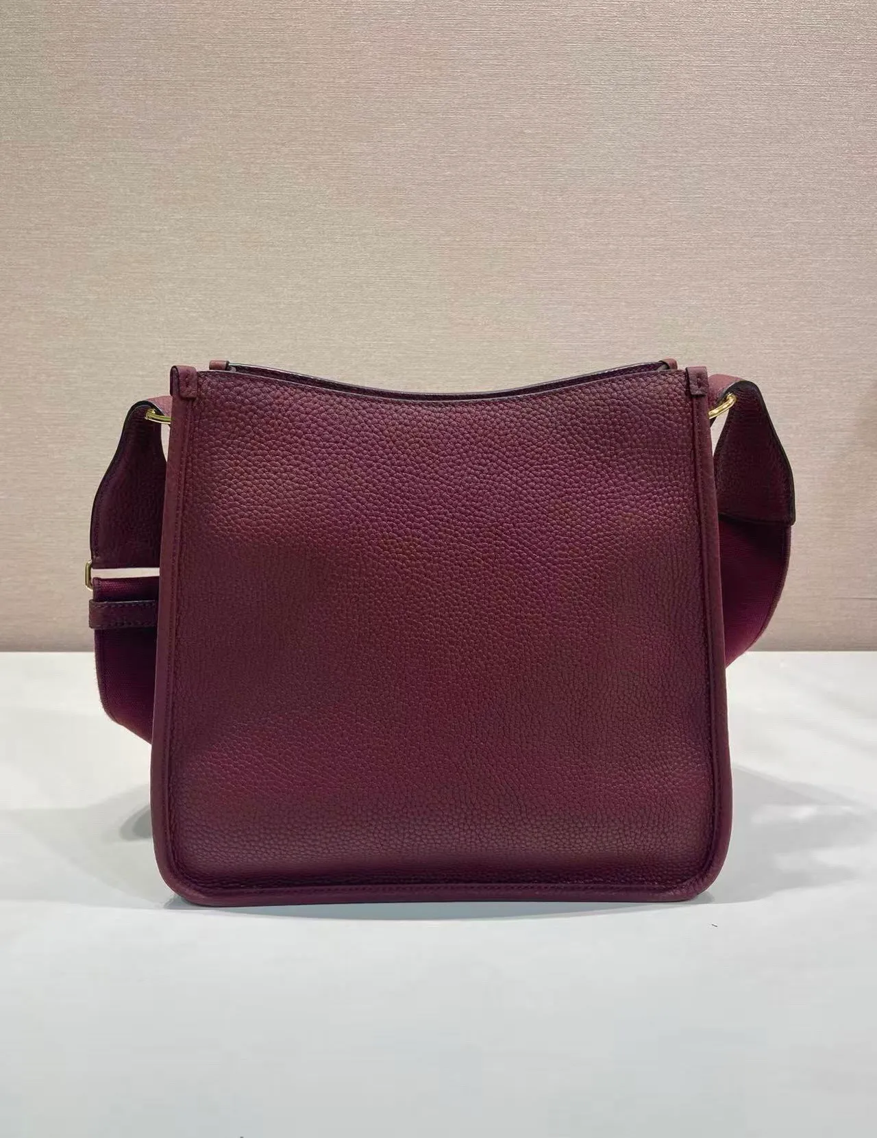 💰1800👏New fabric cross-body bag👏1BC073-1/Large tote bag This leather mini shoulder bag has a simple design. A metallic triangle logo on the front adds signature tone. Equipped with detachable/adjustable logo printed webbing, the upper body effect is very beautiful😘😘highlighting its modern style. High fashion is the main fashion for daily matching. Hurry up and get it, it’s so beautiful👏👏 Length 30xH 28xH 12cm👏👏👏😘😘😘