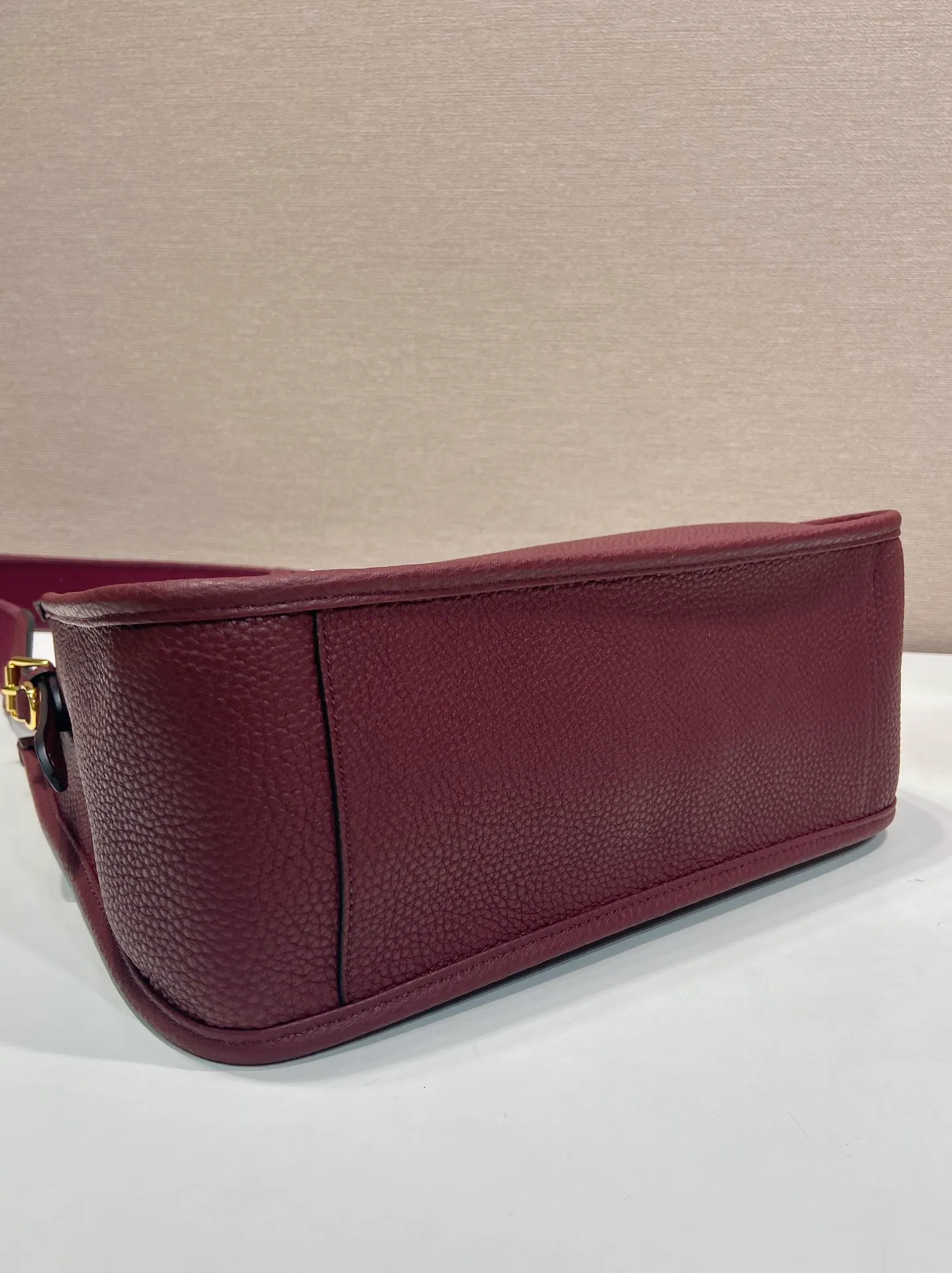 💰1800👏New fabric cross-body bag👏1BC073-1/Large tote bag This leather mini shoulder bag has a simple design. A metallic triangle logo on the front adds signature tone. Equipped with detachable/adjustable logo printed webbing, the upper body effect is very beautiful😘😘highlighting its modern style. High fashion is the main fashion for daily matching. Hurry up and get it, it’s so beautiful👏👏 Length 30xH 28xH 12cm👏👏👏😘😘😘