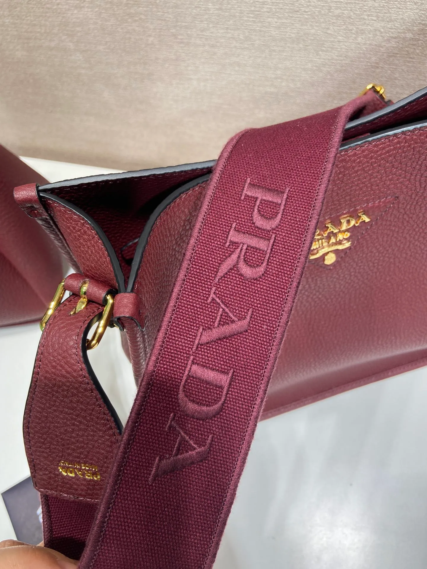 💰1800👏New fabric cross-body bag👏1BC073-1/Large tote bag This leather mini shoulder bag has a simple design. A metallic triangle logo on the front adds signature tone. Equipped with detachable/adjustable logo printed webbing, the upper body effect is very beautiful😘😘highlighting its modern style. High fashion is the main fashion for daily matching. Hurry up and get it, it’s so beautiful👏👏 Length 30xH 28xH 12cm👏👏👏😘😘😘