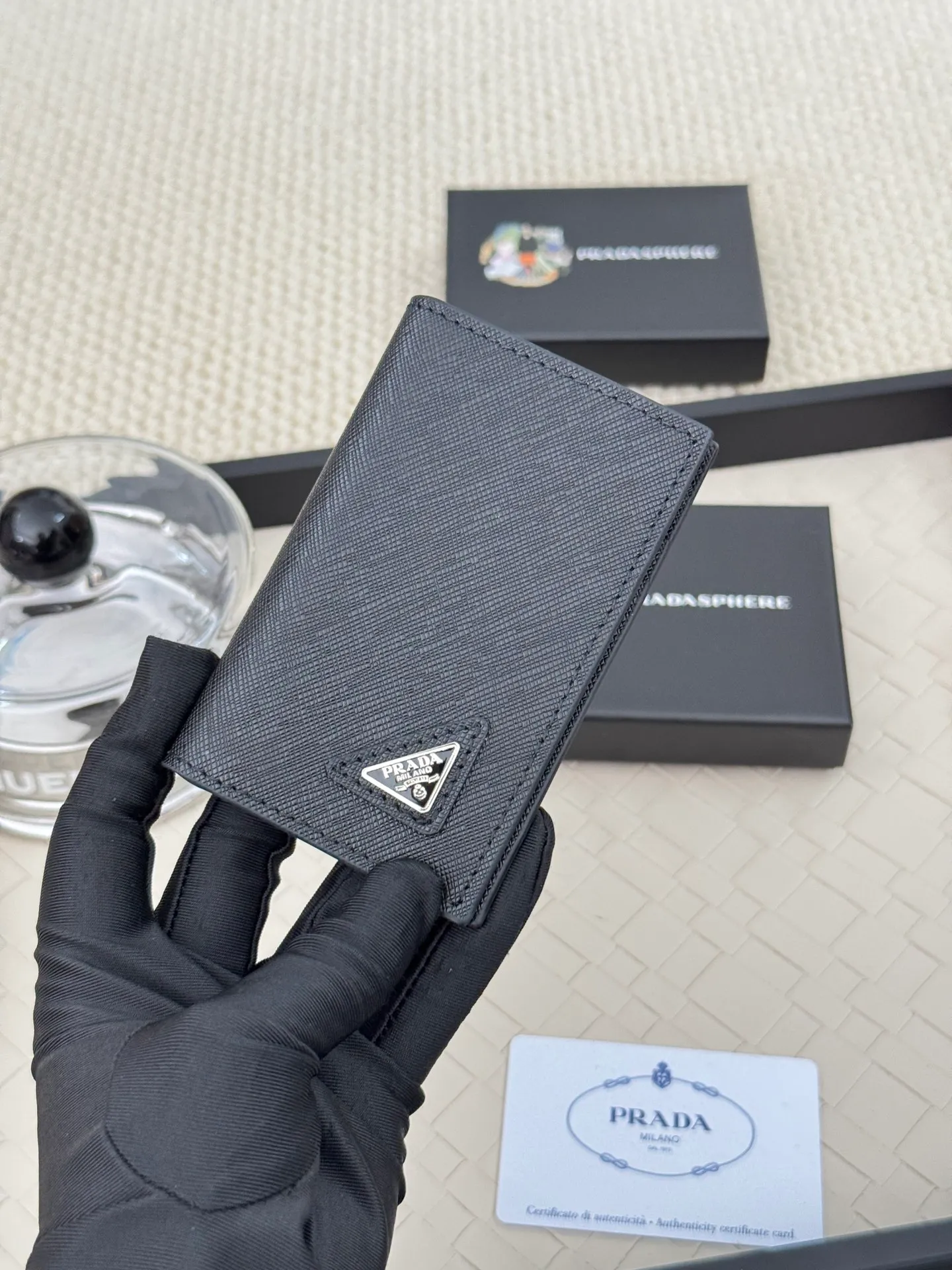 💰140 prada cross pattern unisex card holder, can be placed in pockets, bags, and can be held in hand, made of cross pattern imported calfskin, pocket card holder, can hold change, 6 card slots, simple and elegant fashion trend. Model 2MC101, color as shown in the picture, size 11×7cm,