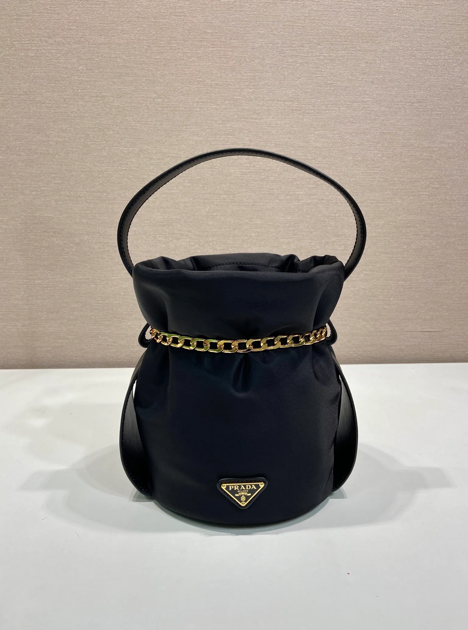 💰1020🎉New catwalk style🎉1BE088 small bucket for fortune🎉🎉 This small bucket for fortune is made of imported nylon fabric and imported calfskin, with a unique design of lined nylon, top-grade hardware, and large capacity space. When I go out, I wear Qin’s most versatile bag. The upper body effect is very fashionable and good-looking😘It’s so beautiful. It’s a small bucket for making wishes and getting rich that is recognized by internet celebrities👍👍Babies, it’s worth owning, so hurry up and get it🎉🎉
