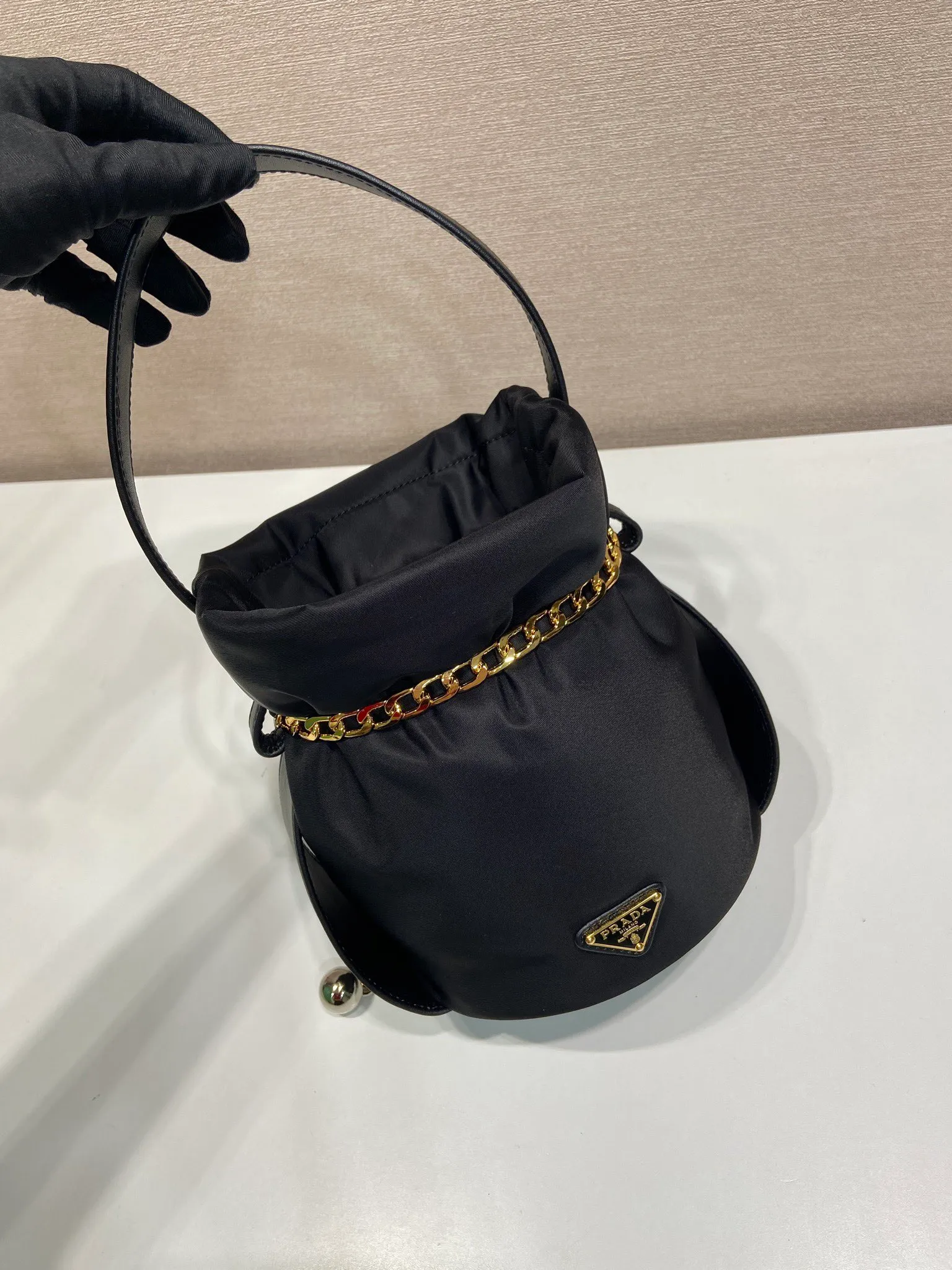💰1020🎉New catwalk style🎉1BE088 small bucket for fortune🎉🎉 This small bucket for fortune is made of imported nylon fabric and imported calfskin, with a unique design of lined nylon, top-grade hardware, and large capacity space. When I go out, I wear Qin’s most versatile bag. The upper body effect is very fashionable and good-looking😘It’s so beautiful. It’s a small bucket for making wishes and getting rich that is recognized by internet celebrities👍👍Babies, it’s worth owning, so hurry up and get it🎉🎉